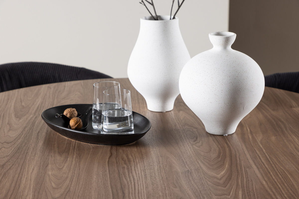Olivia Esstisch mit Stühlen von Berit in Schwarz präsentiert im Onlineshop von KAQTU Design AG. Esszimmerset ist von Venture Home