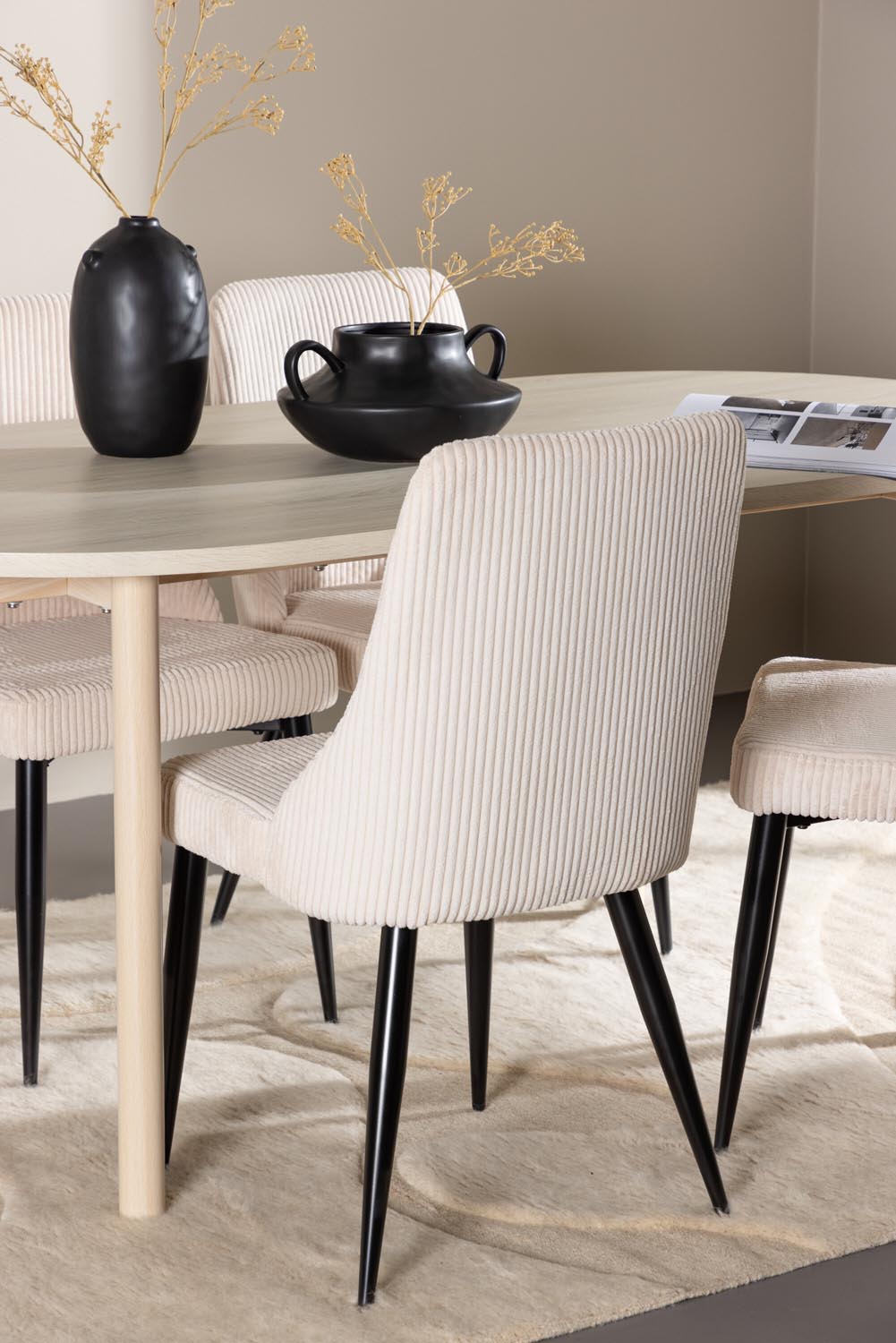 Andy Esstisch mit Leone Stühlen in präsentiert im Onlineshop von KAQTU Design AG. Esszimmerset ist von Venture Home