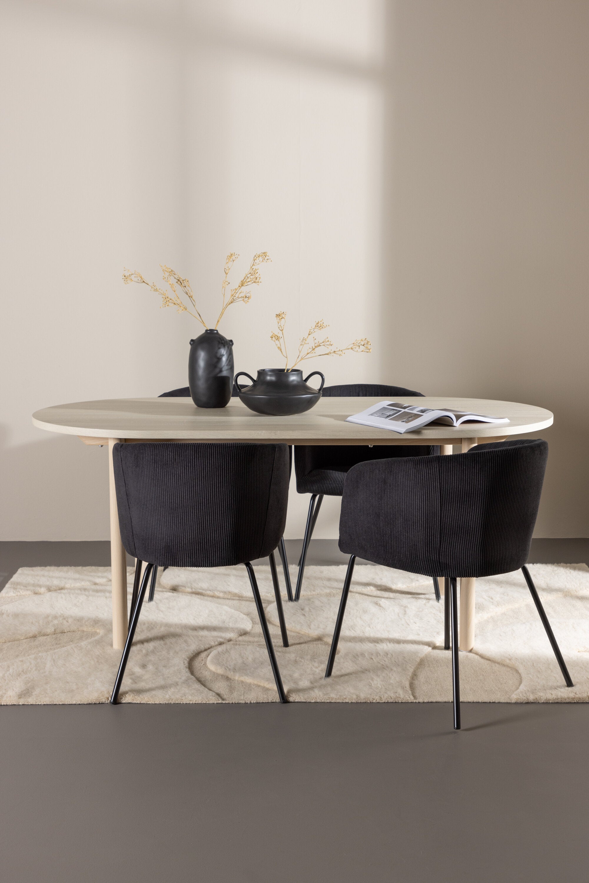 Andy Esstisch mit Berit Stühlen in präsentiert im Onlineshop von KAQTU Design AG. Esszimmerset ist von Venture Home