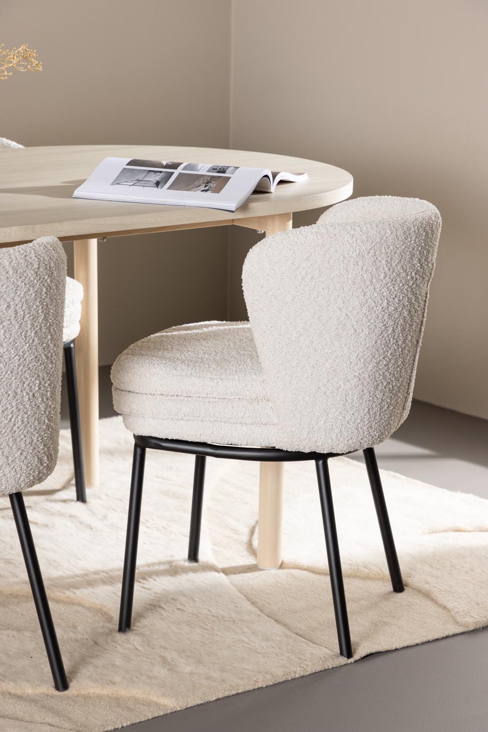 Andy Esstisch mit Agnes Stühlen in präsentiert im Onlineshop von KAQTU Design AG. Esszimmerset ist von Venture Home