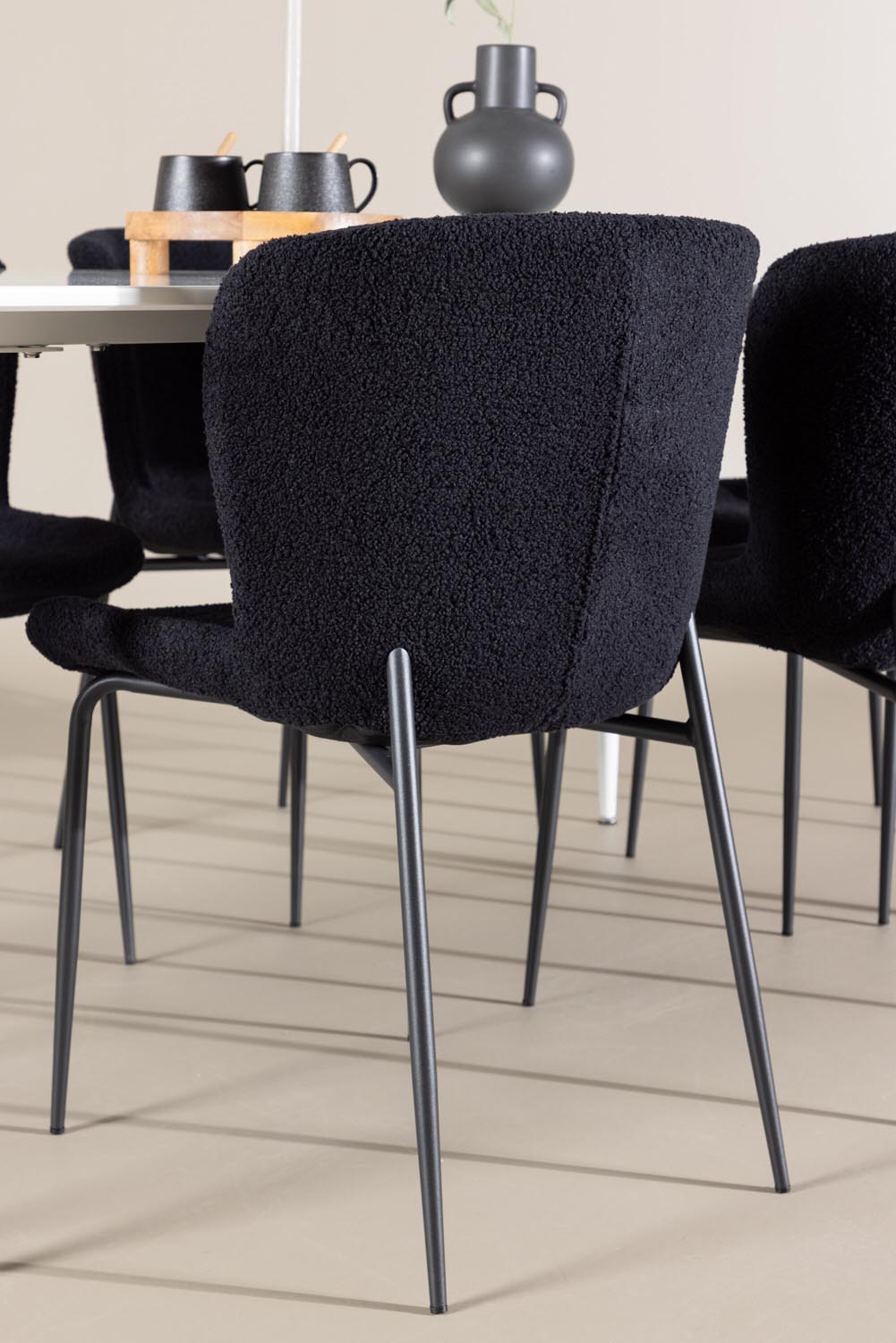 Silar Esstisch mit Modesto Stühlen in präsentiert im Onlineshop von KAQTU Design AG. Esszimmerset ist von Venture Home