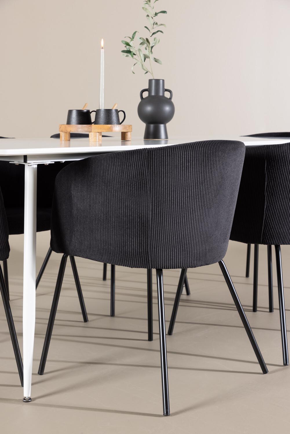 Silar Esstisch mit Stühlen von Berit in Schwarz präsentiert im Onlineshop von KAQTU Design AG. Esszimmerset ist von Venture Home