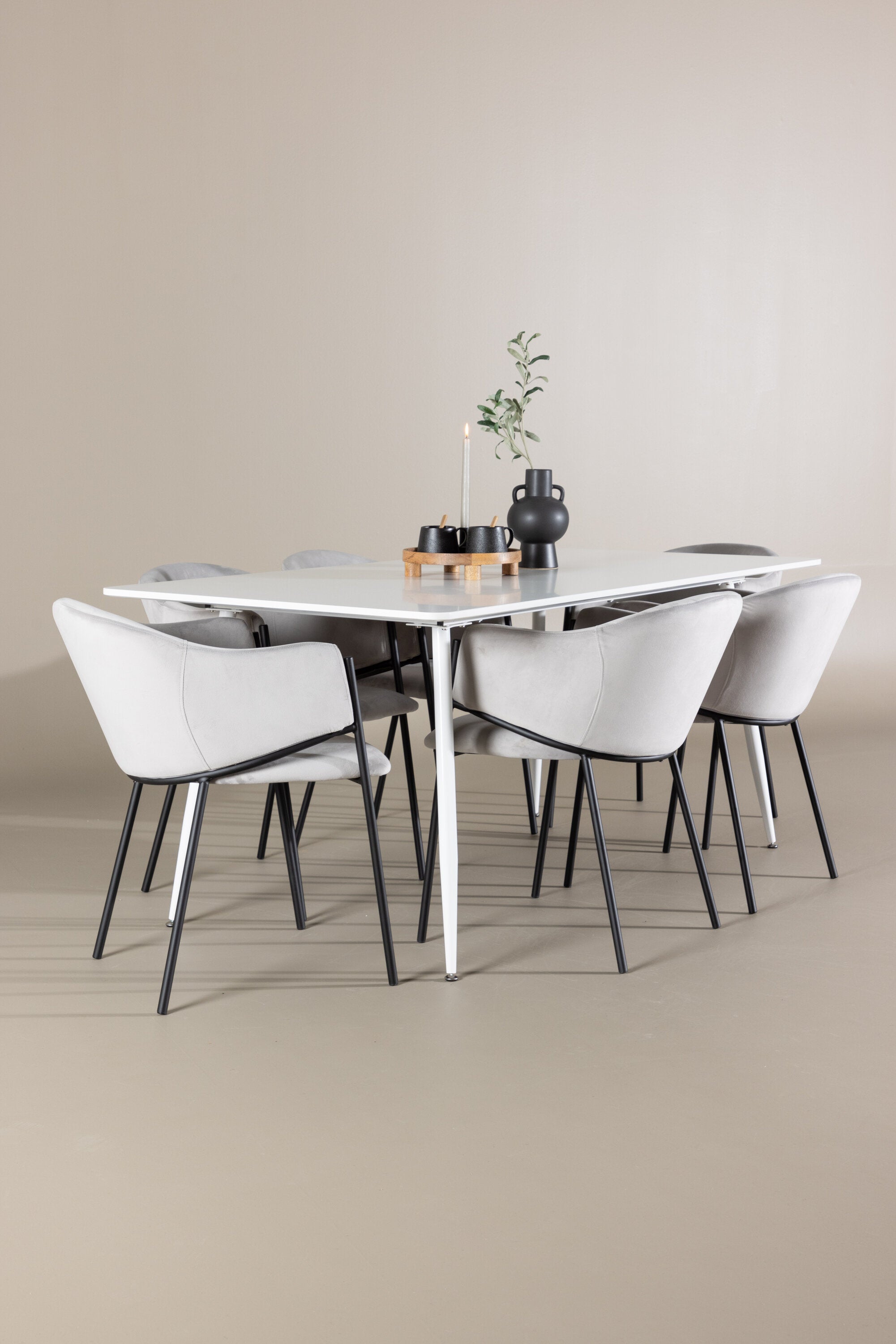 Silar Esstisch mit Evelina Stühlen in präsentiert im Onlineshop von KAQTU Design AG. Esszimmerset ist von Venture Home