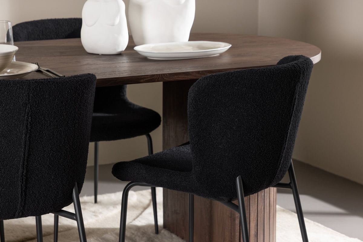 Härön Esstisch mit Modesto Stühlen in Schwarz präsentiert im Onlineshop von KAQTU Design AG. Esszimmerset ist von Venture Home