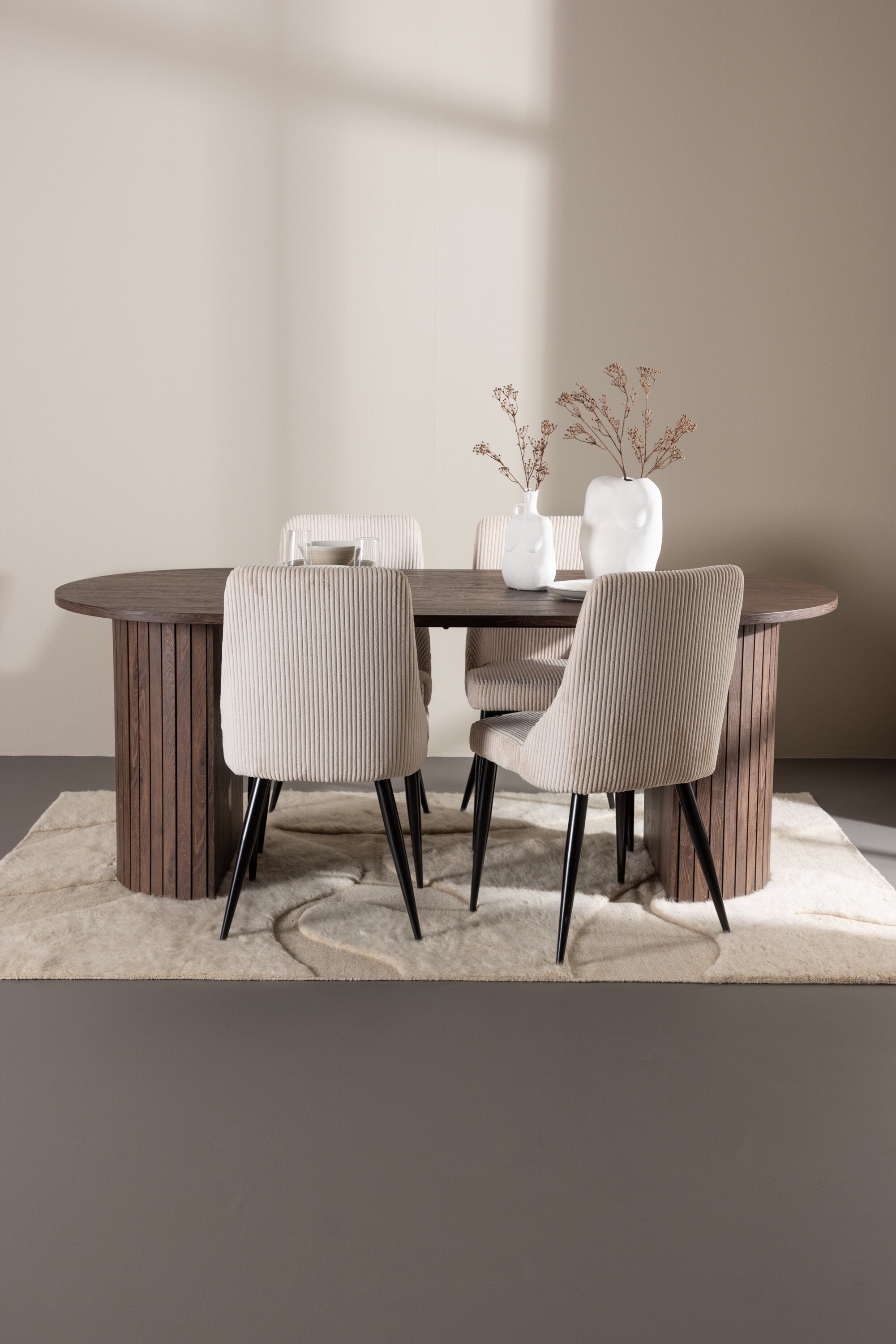 Härön Esstisch mit Leone Stühlen in präsentiert im Onlineshop von KAQTU Design AG. Esszimmerset ist von Venture Home