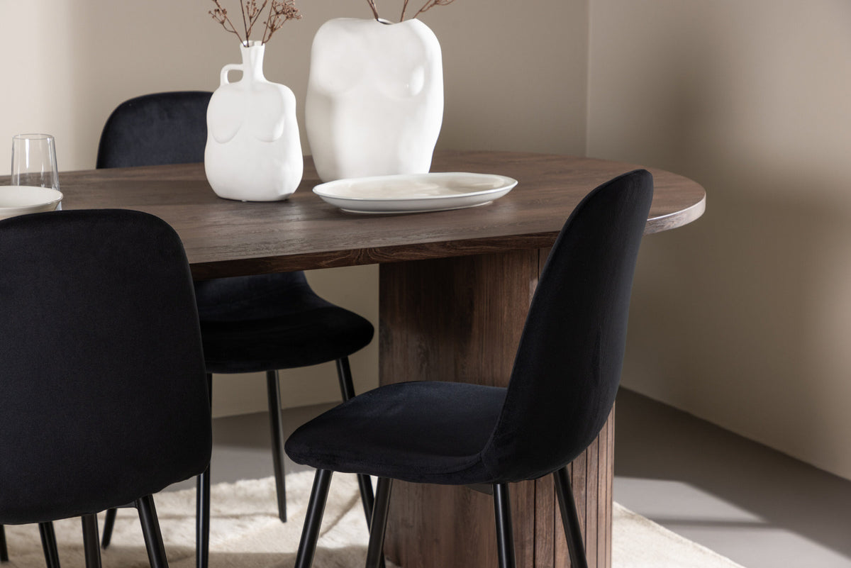 Härön Esstisch mit Polar Stühlen in Schwarz präsentiert im Onlineshop von KAQTU Design AG. Esszimmerset ist von Venture Home