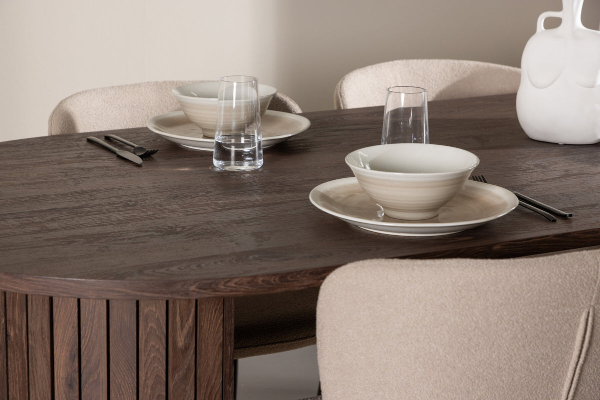 Härön Esstisch mit Modesto Stühlen in Beige präsentiert im Onlineshop von KAQTU Design AG. Esszimmerset ist von Venture Home