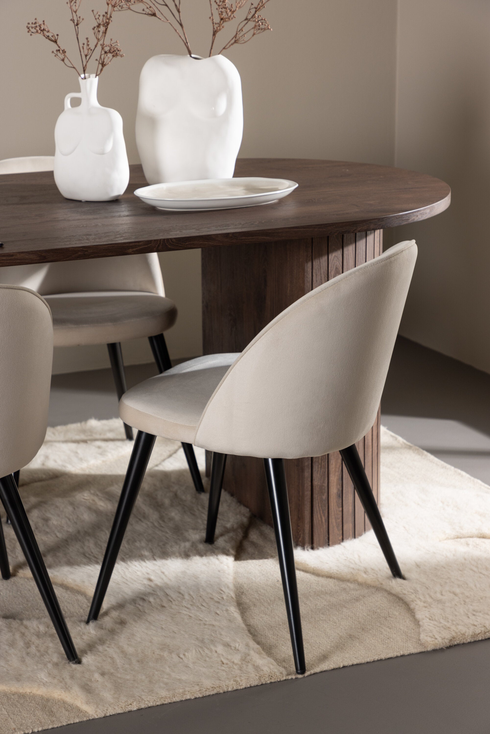 Härön Esstisch mit Velvet Stühlen in präsentiert im Onlineshop von KAQTU Design AG. Esszimmerset ist von Venture Home