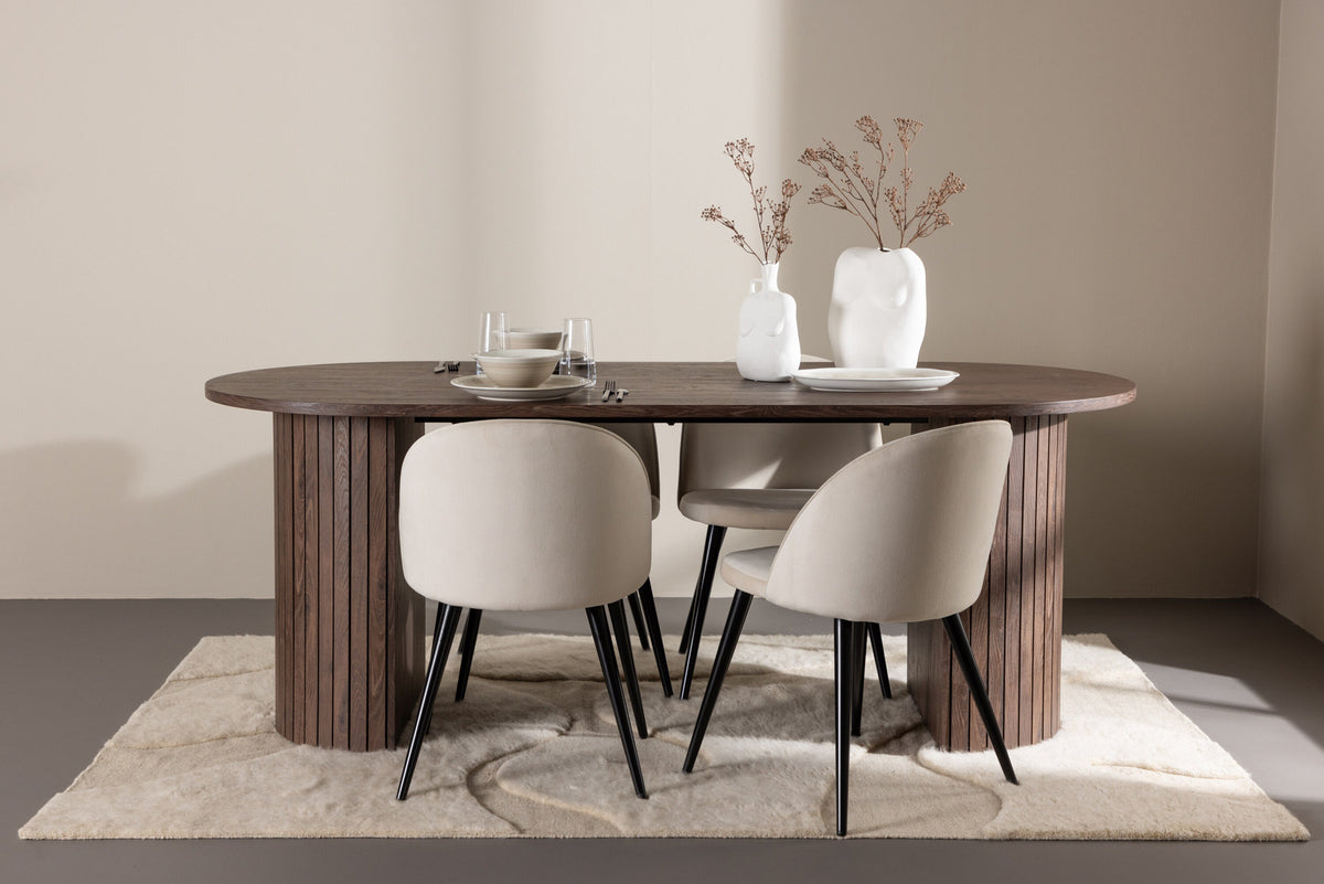 Härön Esstisch mit Velvet Stühlen in Beige präsentiert im Onlineshop von KAQTU Design AG. Esszimmerset ist von Venture Home