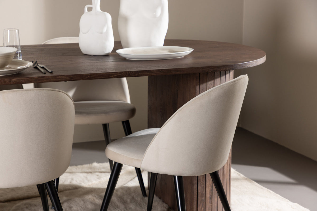 Härön Esstisch mit Velvet Stühlen in Beige präsentiert im Onlineshop von KAQTU Design AG. Esszimmerset ist von Venture Home
