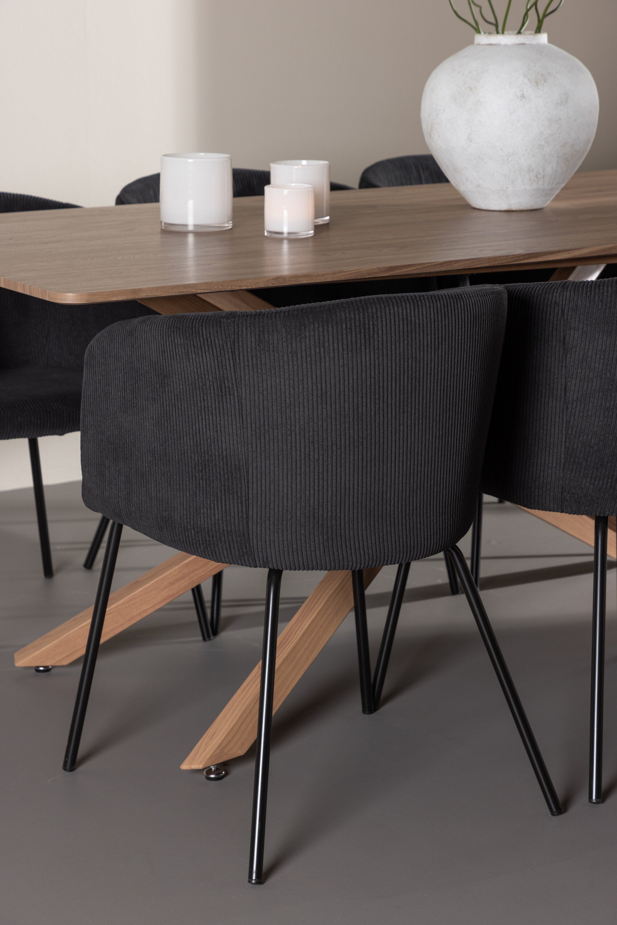 Piazza Esstisch mit Berit Stühlen in präsentiert im Onlineshop von KAQTU Design AG. Esszimmerset ist von Venture Home