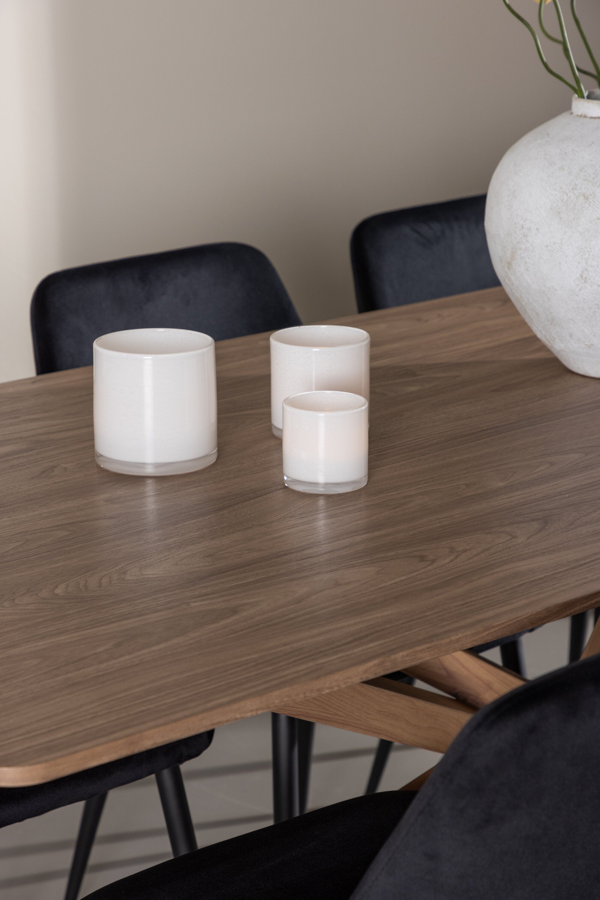 Piazza Esstisch mit Night Stühlen in präsentiert im Onlineshop von KAQTU Design AG. Esszimmerset ist von Venture Home