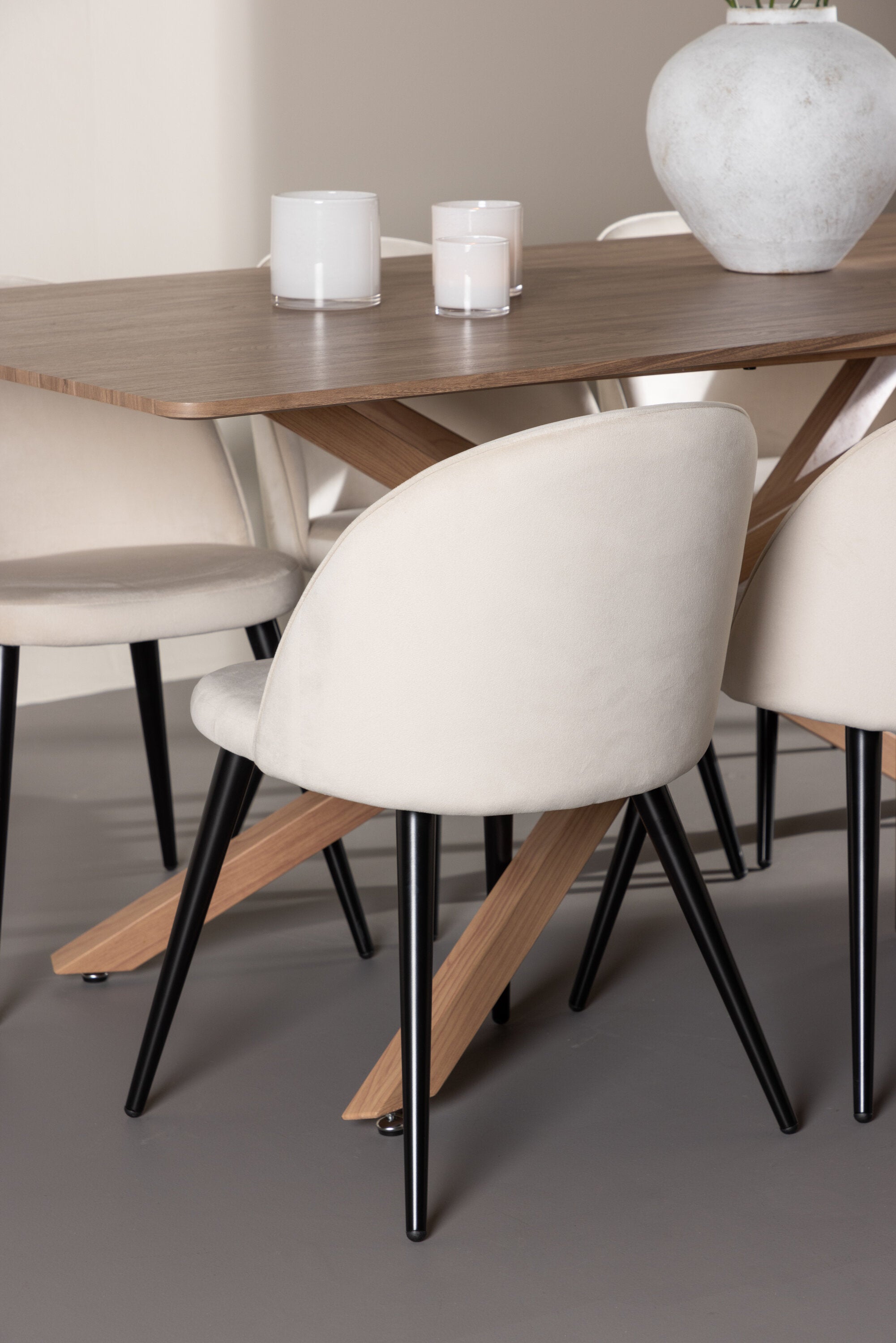 Piazza Esstisch mit Velvet Stühlen in präsentiert im Onlineshop von KAQTU Design AG. Esszimmerset ist von Venture Home