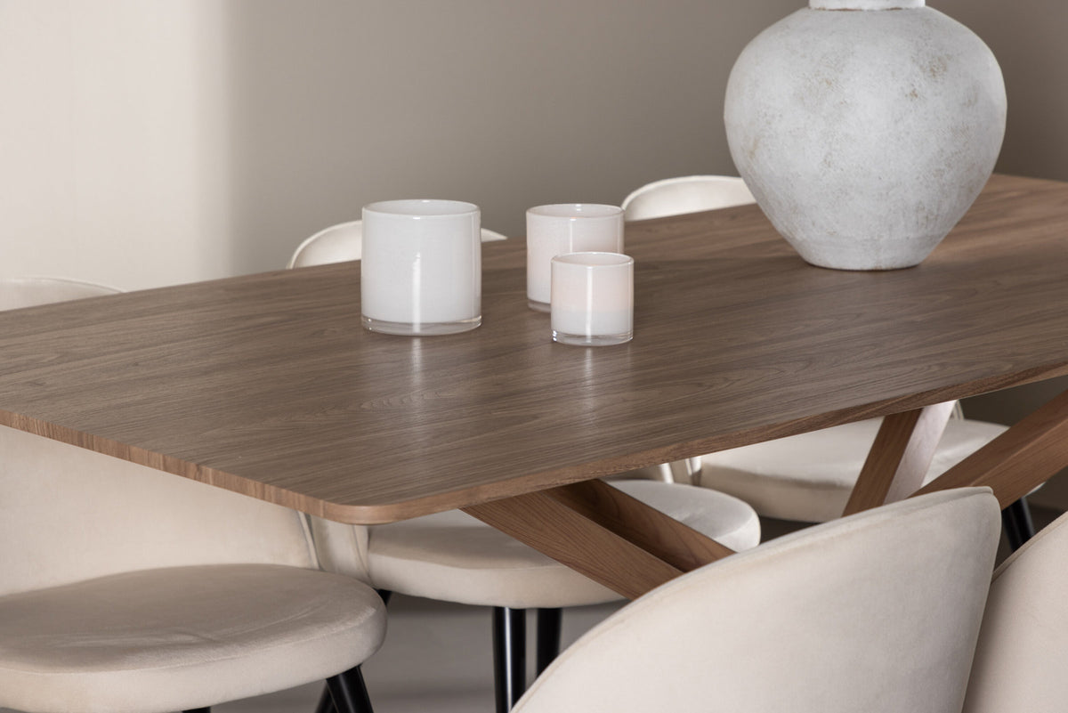 Piazza Esstisch mit Velvet Stühlen in Beige präsentiert im Onlineshop von KAQTU Design AG. Esszimmerset ist von Venture Home