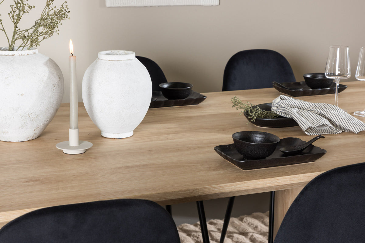 Olivia Esstisch mit Polar Stühlen in Schwarz präsentiert im Onlineshop von KAQTU Design AG. Esszimmerset ist von Venture Home