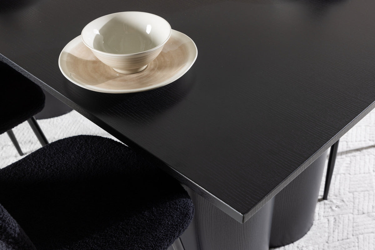 Olivia Esstisch mit Polar Stühlen in Schwarz präsentiert im Onlineshop von KAQTU Design AG. Esszimmerset ist von Venture Home