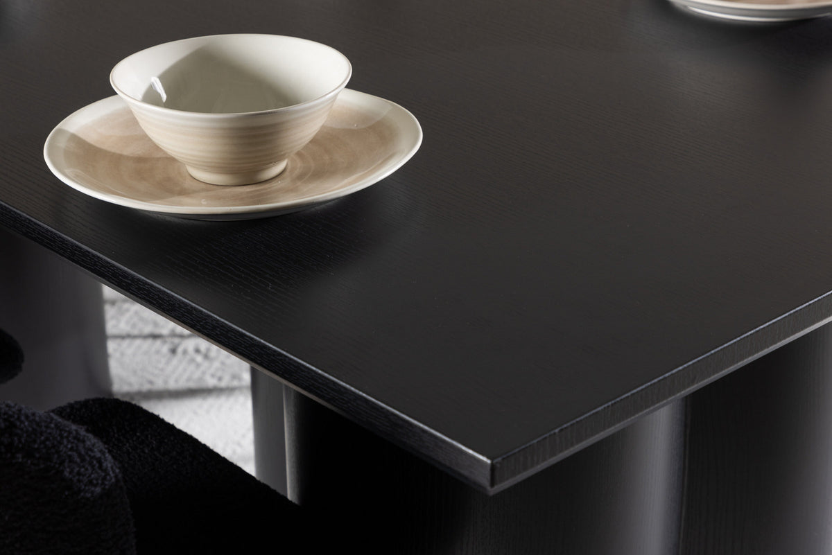 Olivia Esstisch mit Modesto Stühlen in Schwarz präsentiert im Onlineshop von KAQTU Design AG. Esszimmerset ist von Venture Home
