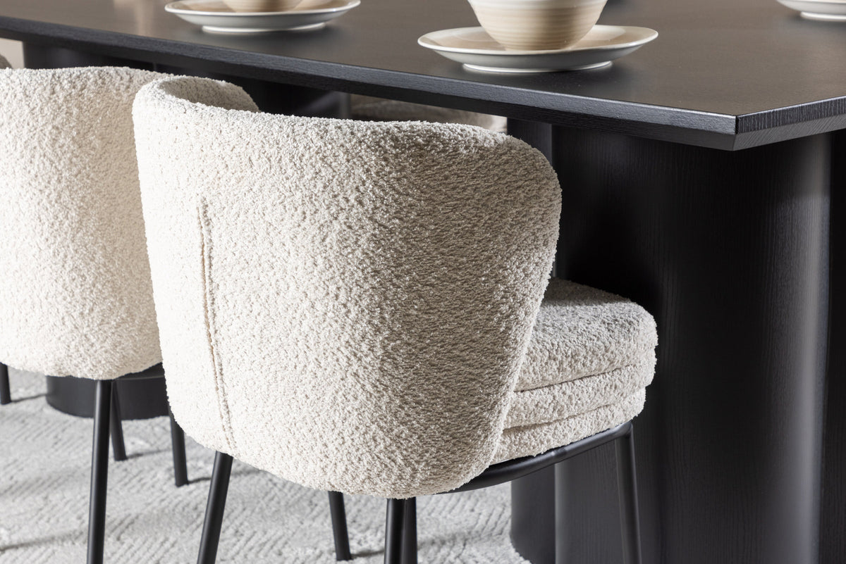 Olivia Esstisch mit Agnes Stühlen in Weiss präsentiert im Onlineshop von KAQTU Design AG. Esszimmerset ist von Venture Home