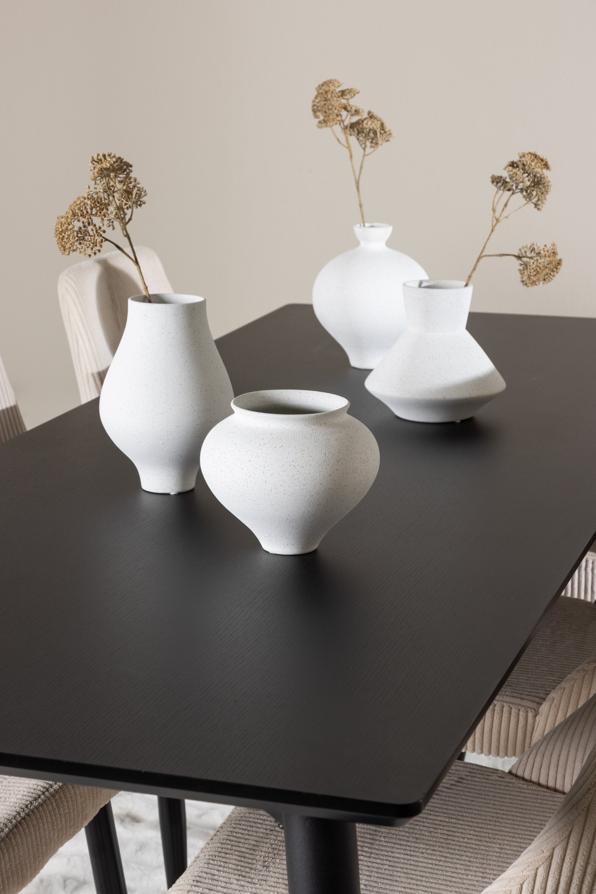 Ellis Esstisch mit Leone Stühlen in präsentiert im Onlineshop von KAQTU Design AG. Esszimmerset ist von Venture Home