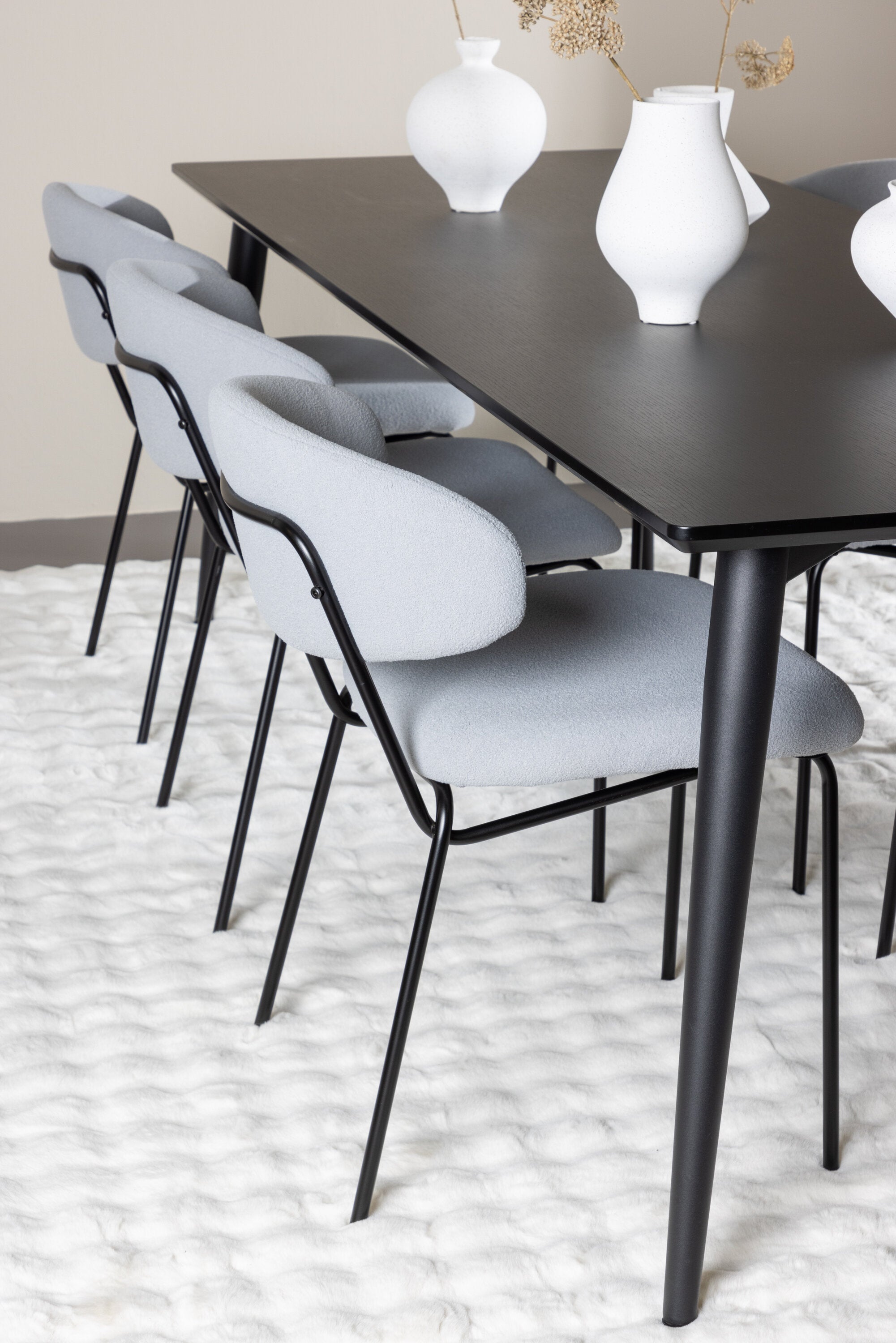 Ellis Esstisch mit Chico Stühlen in präsentiert im Onlineshop von KAQTU Design AG. Esszimmerset ist von Venture Home
