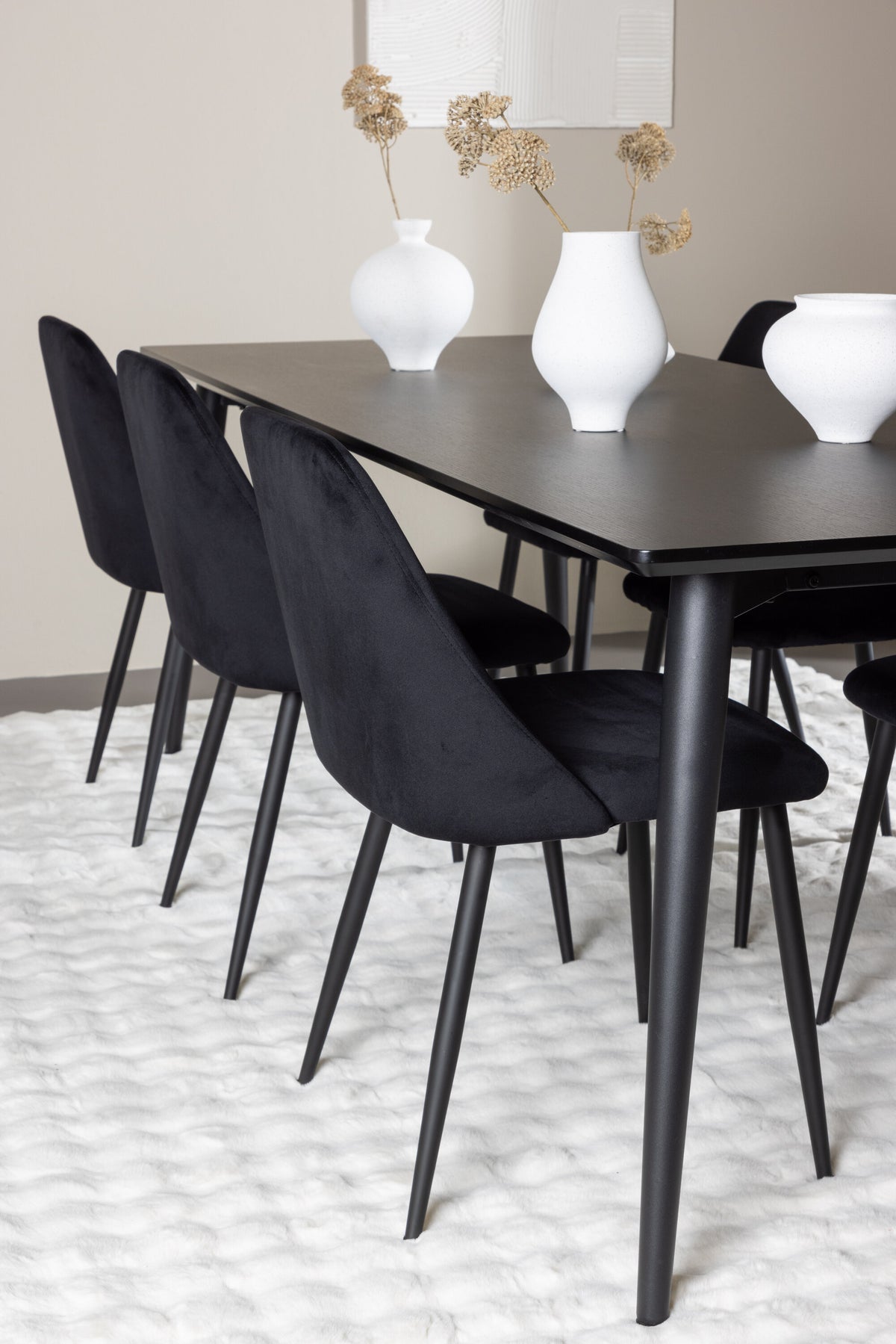 Esstisch Ellis mit Night Stühlen in Schwarz präsentiert im Onlineshop von KAQTU Design AG. Esszimmerset ist von Venture Home