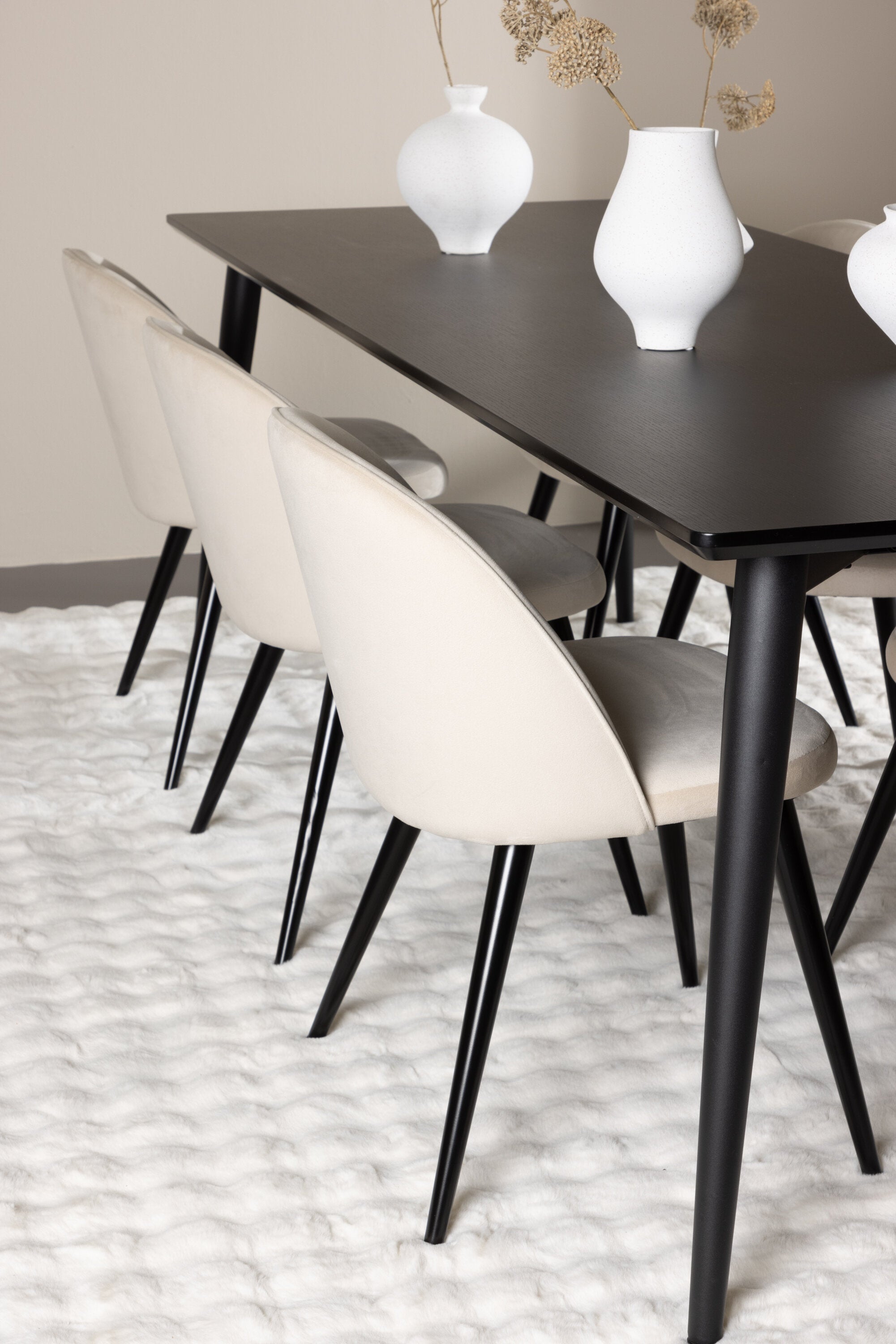 Ellis Esstisch mit Velvet Stühlen in präsentiert im Onlineshop von KAQTU Design AG. Esszimmerset ist von Venture Home