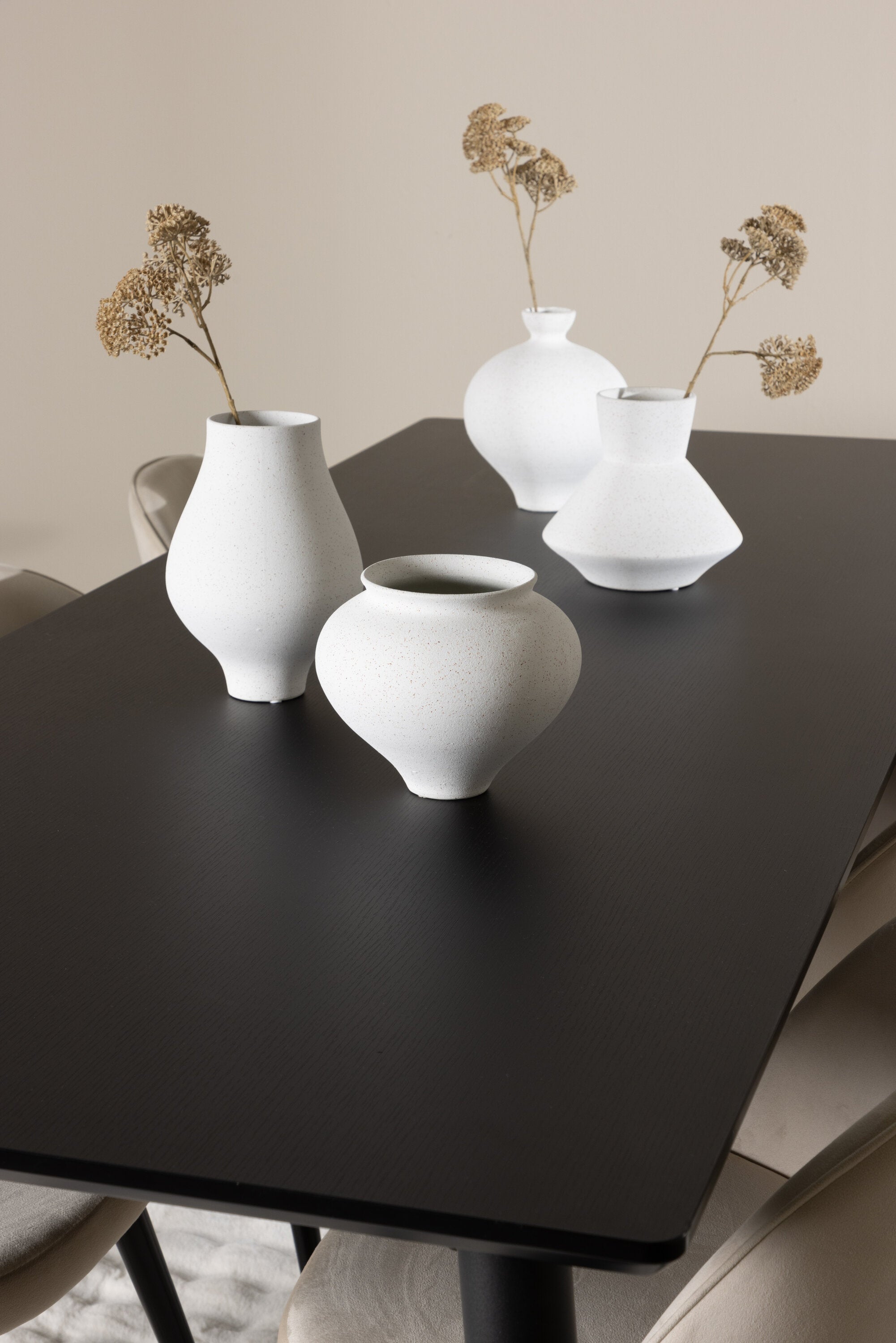 Ellis Esstisch mit Velvet Stühlen in präsentiert im Onlineshop von KAQTU Design AG. Esszimmerset ist von Venture Home
