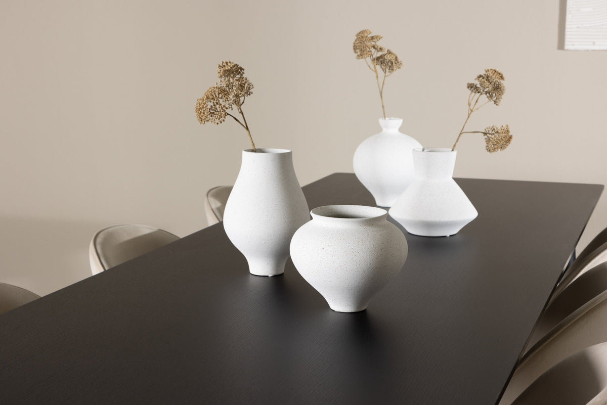 Ellis Esstisch mit Velvet Stühlen in Beige präsentiert im Onlineshop von KAQTU Design AG. Esszimmerset ist von Venture Home