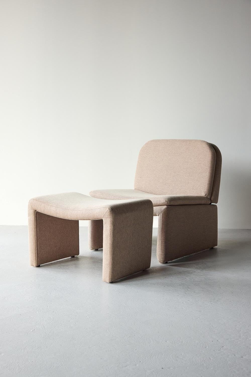 Bonn Sessel + Ottoman in Braun präsentiert im Onlineshop von KAQTU Design AG. Sessel ist von Venture Home