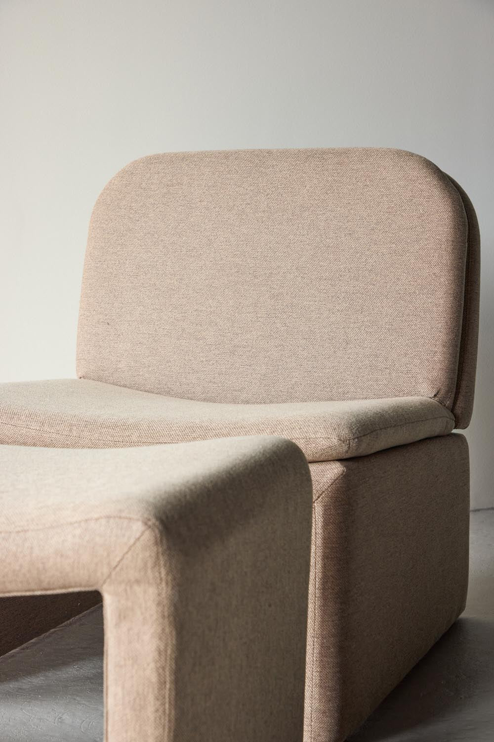 Bonn Sessel + Ottoman in Braun präsentiert im Onlineshop von KAQTU Design AG. Sessel ist von Venture Home