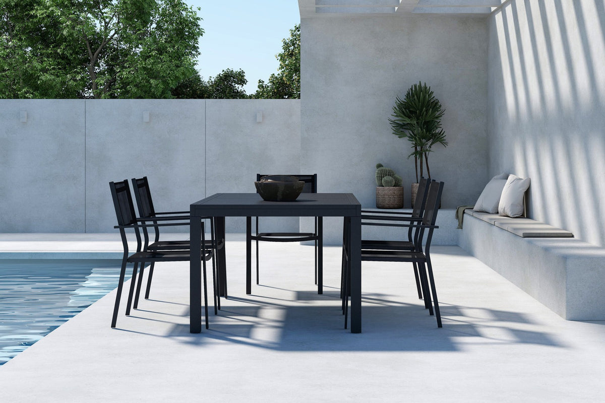 Schwarzes Gartentischset Capo mit Esszimmerstühlen Copacabana aus Aluminium, Sitzfläche aus Textilene, moderner Essbereich im Freien.