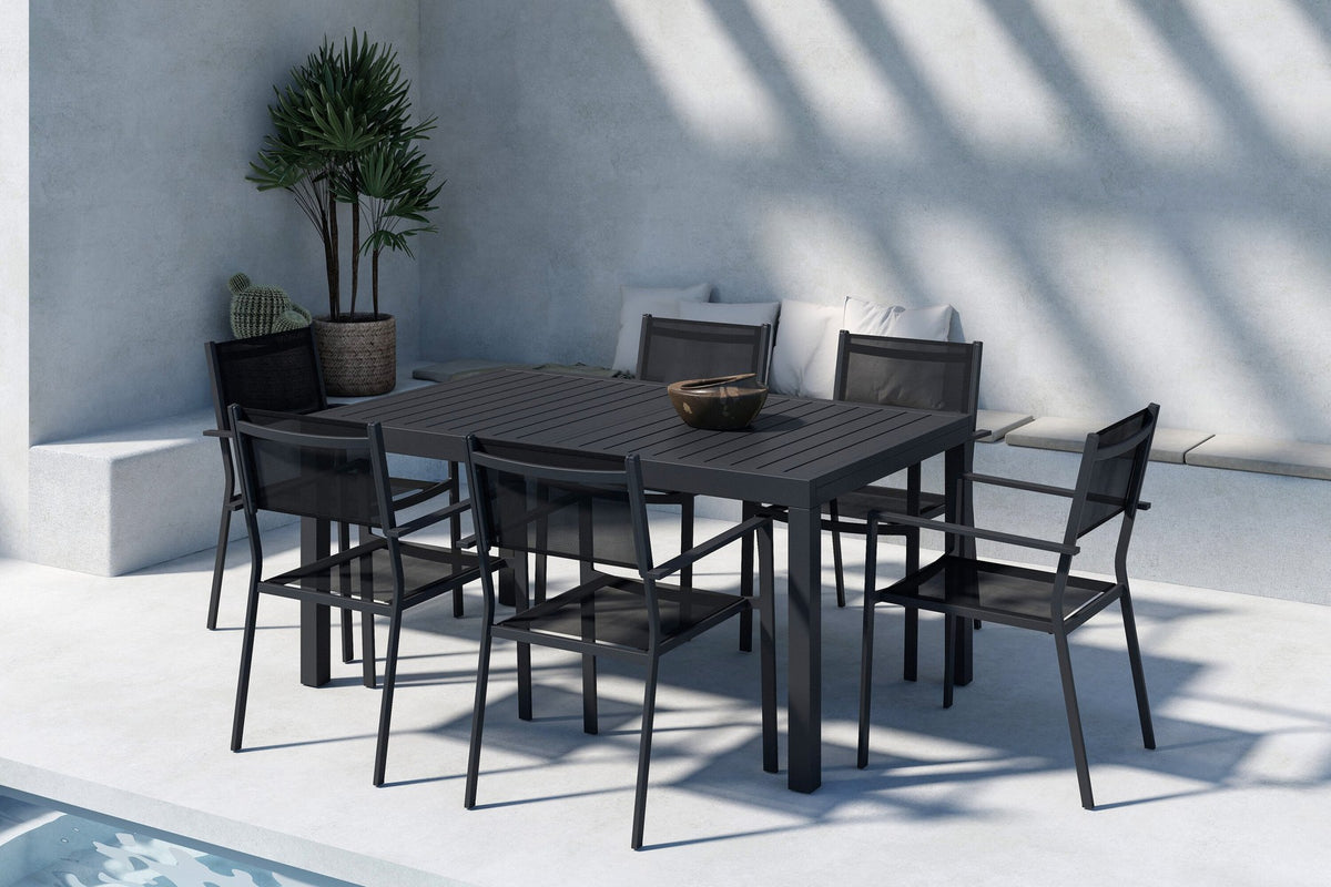 Schwarzes Gartentischset Capo mit Esszimmerstühlen Copacabana aus Aluminium, Sitzfläche aus Textilene, moderner Essbereich im Freien.