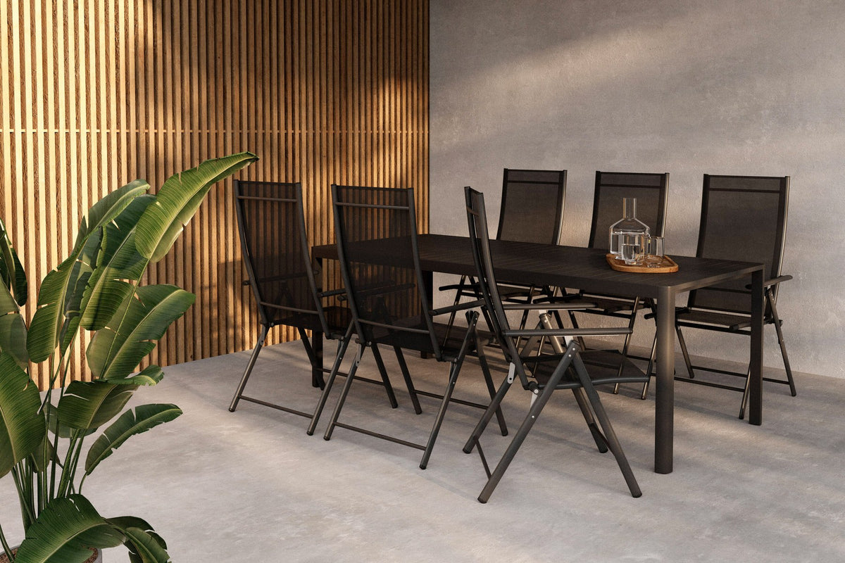 Gartentischset Giardini mit sechs Levanzo Stühlen, schwarzer Aluminiumtisch und Stühle mit Stahlgestell und Textilene-Sitzfläche.