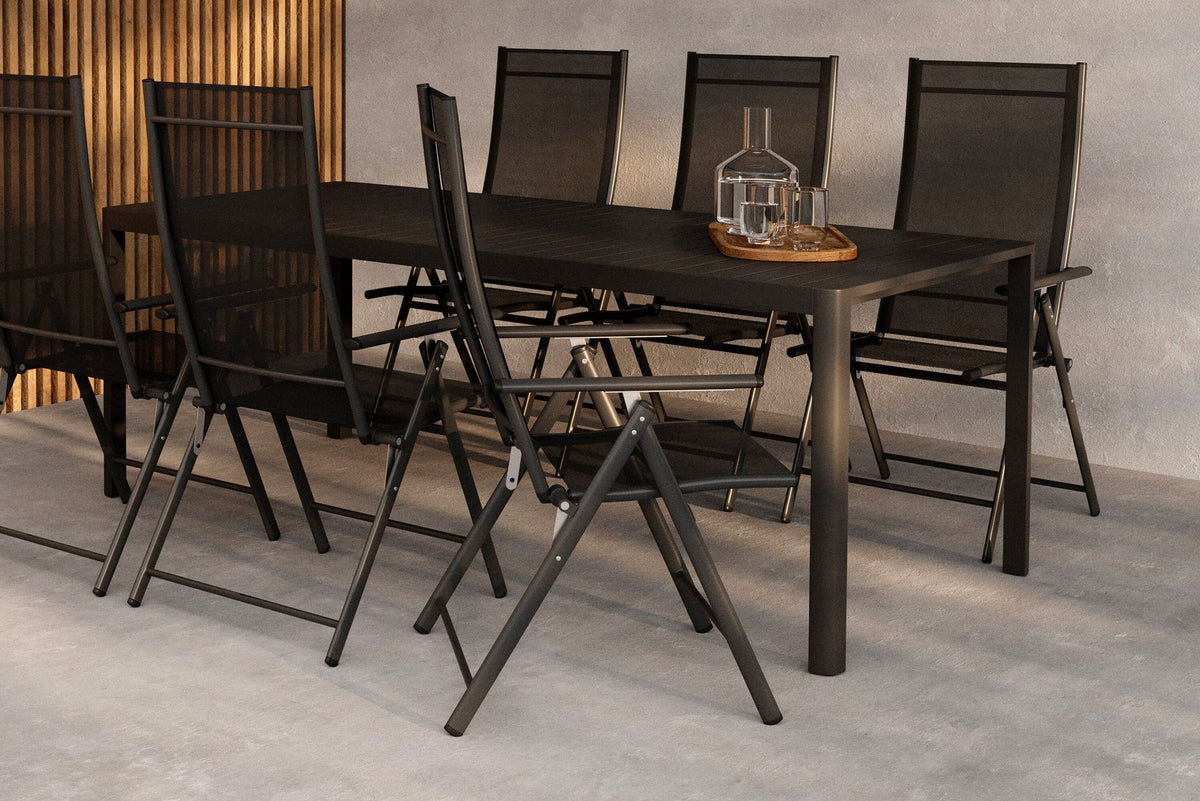 Gartentischset Giardini mit sechs Levanzo Stühlen, schwarzer Aluminiumtisch und Stühle mit Stahlgestell und Textilene-Sitzfläche.