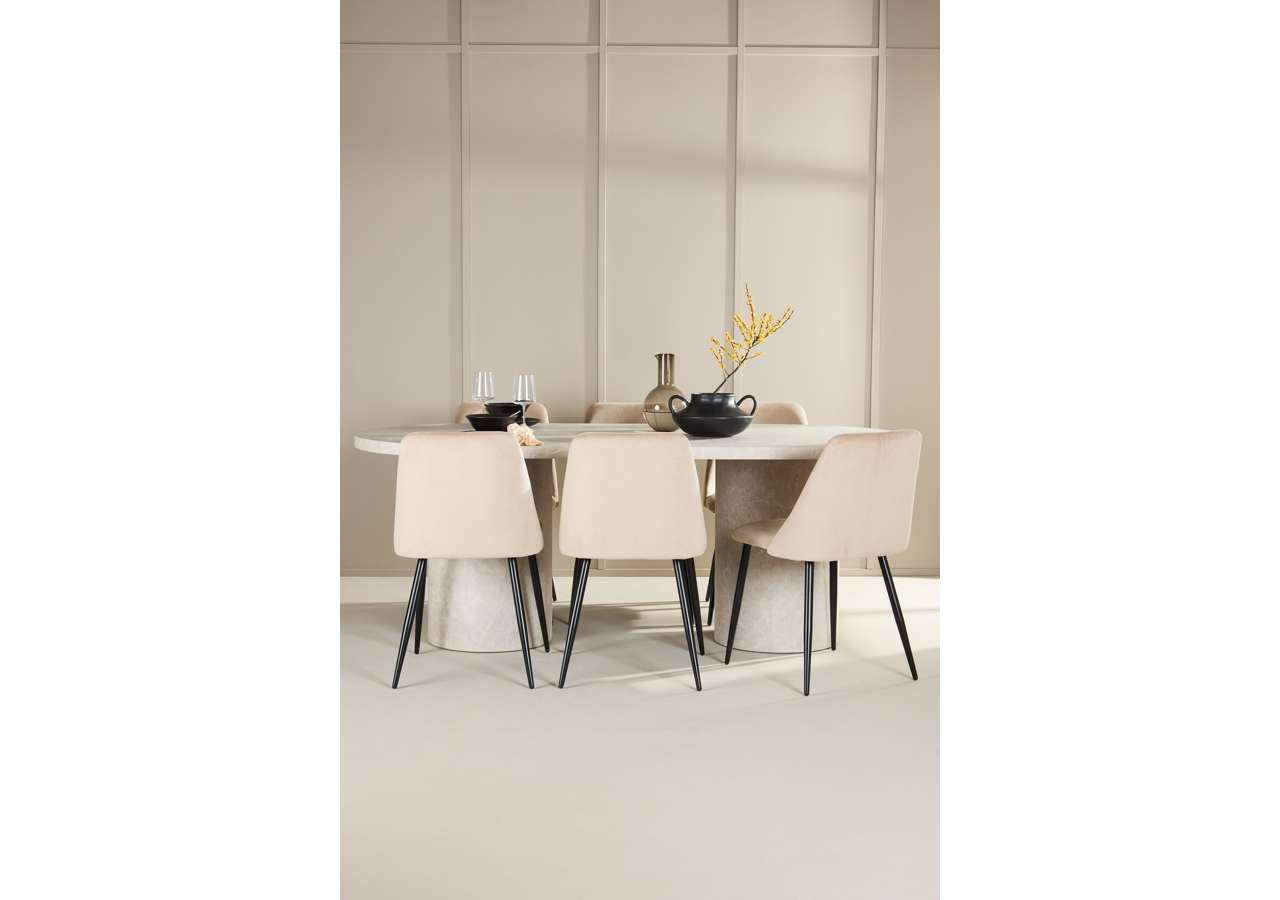 Elegantes Esszimmerset: Narvik Tisch mit marmorierter Oberfläche und bequemen Samtstühlen in Beige.