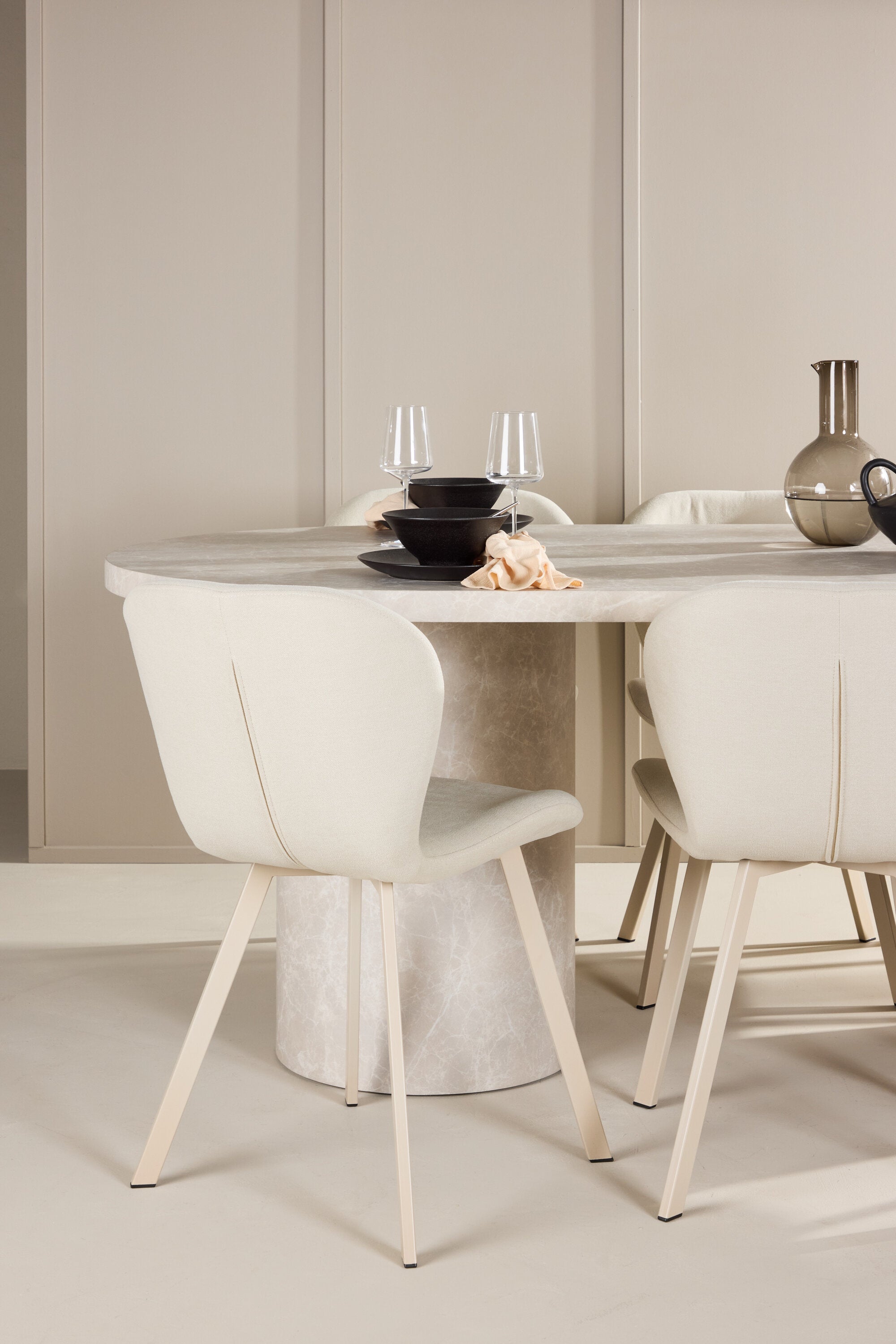 Esstisch Narvik mit Lilja Stuhl in Beige präsentiert im Onlineshop von KAQTU Design AG. Esszimmerset ist von Venture Home