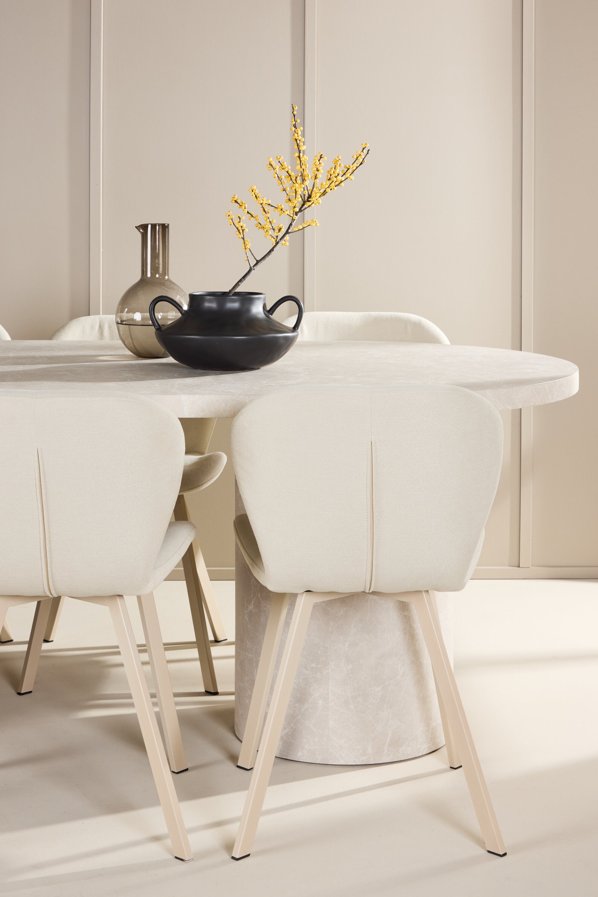 Esstisch Narvik mit Lilja Stuhl in Beige präsentiert im Onlineshop von KAQTU Design AG. Esszimmerset ist von Venture Home