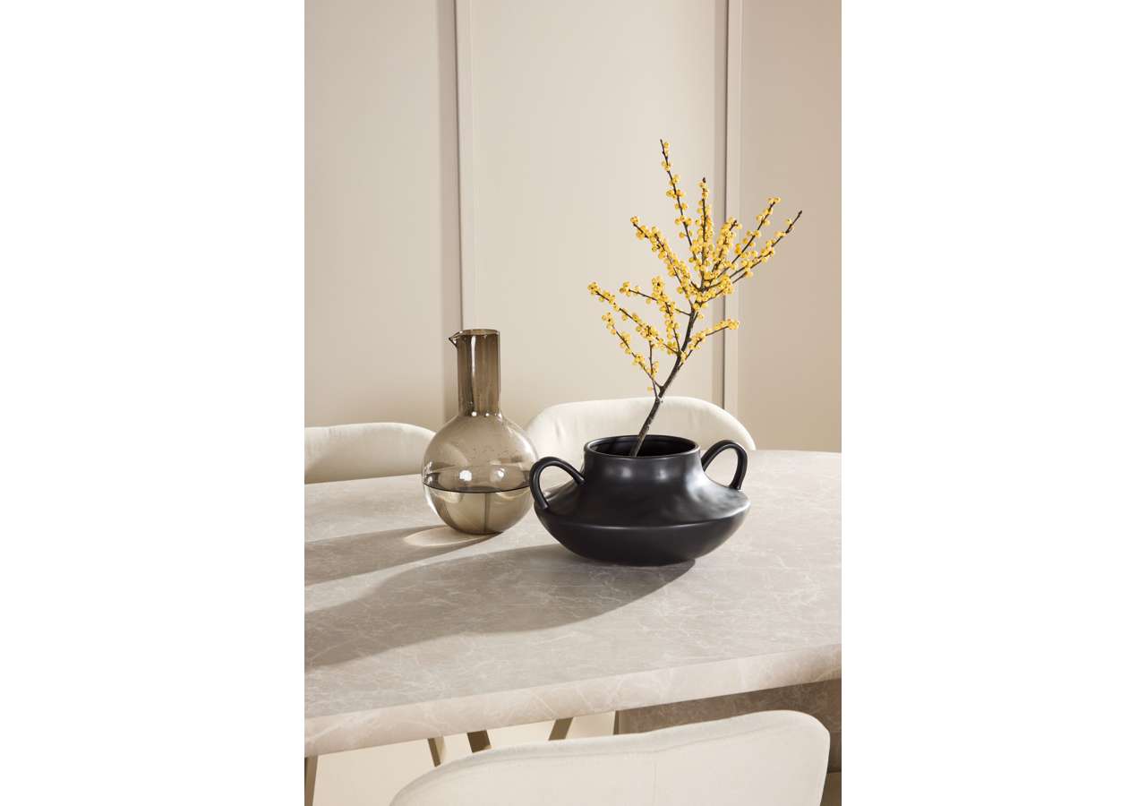 Moderner Esstisch Narvik mit Lilja Stühlen von Venture Home – skandinavisches Design für ein stilvolles Esszimmer.