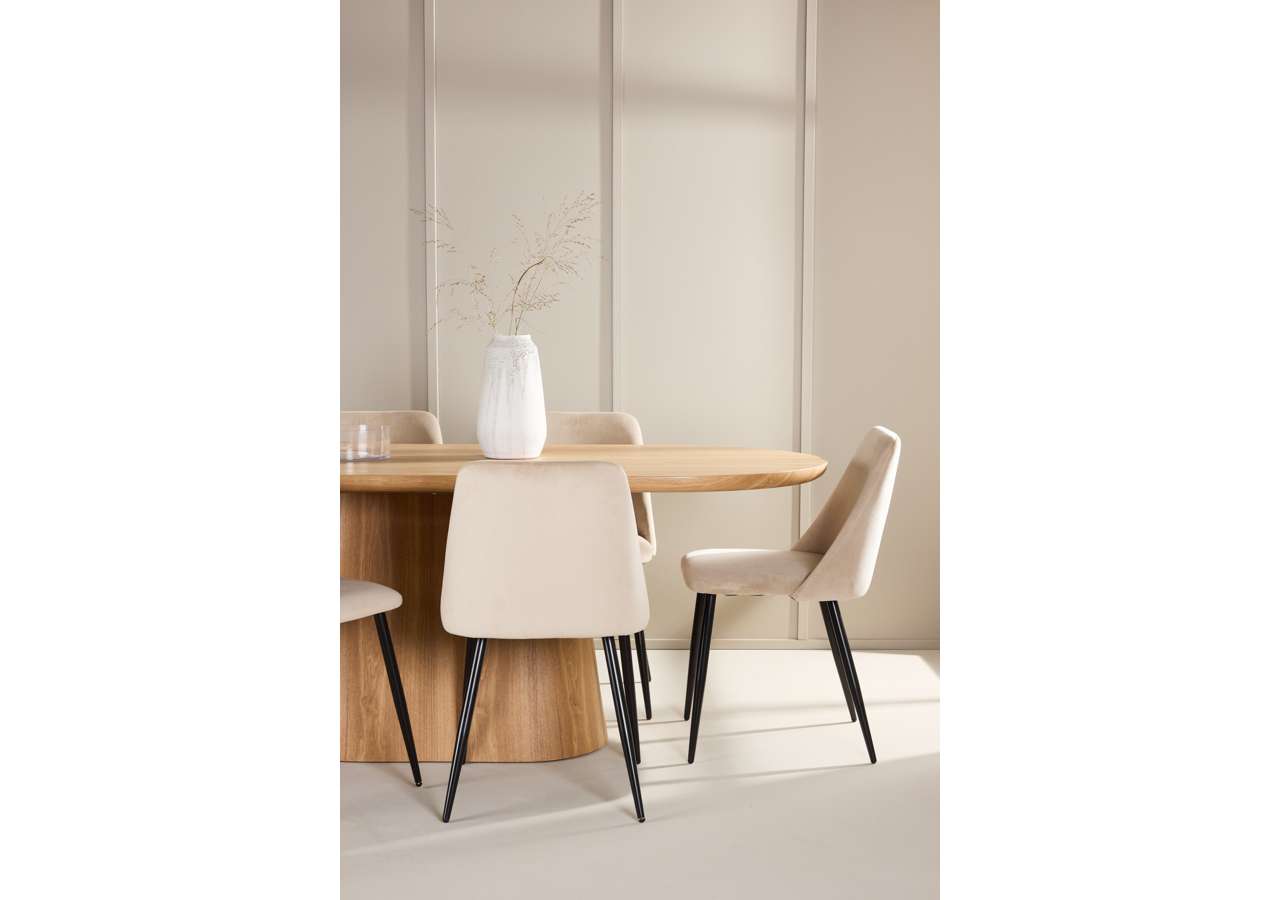 Eleganter Esstisch Stjärnö mit Nachtstuhl von Venture Home, perfekt für moderne Esszimmer und stilvolle Einrichtung.