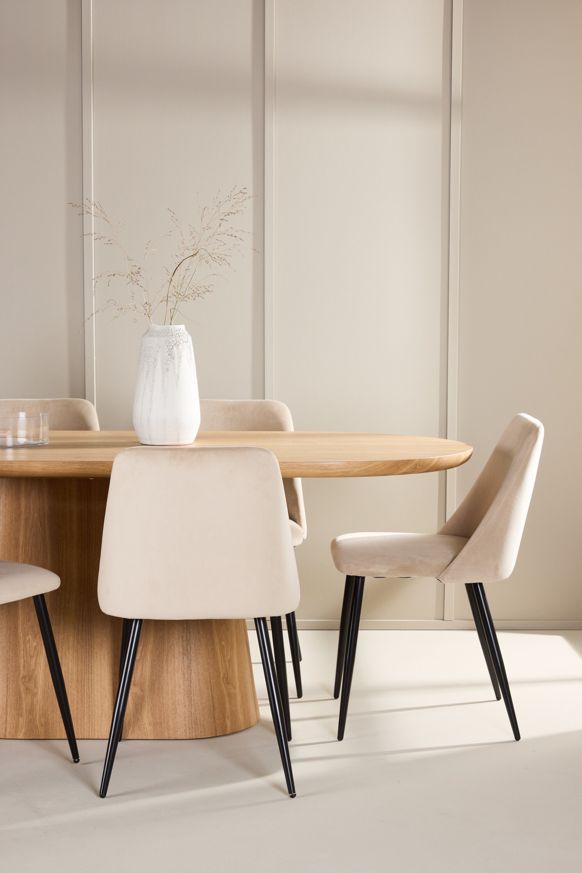 Esstisch Stjärnö mit Nachtstuhl in Nature präsentiert im Onlineshop von KAQTU Design AG. Esszimmerset ist von Venture Home