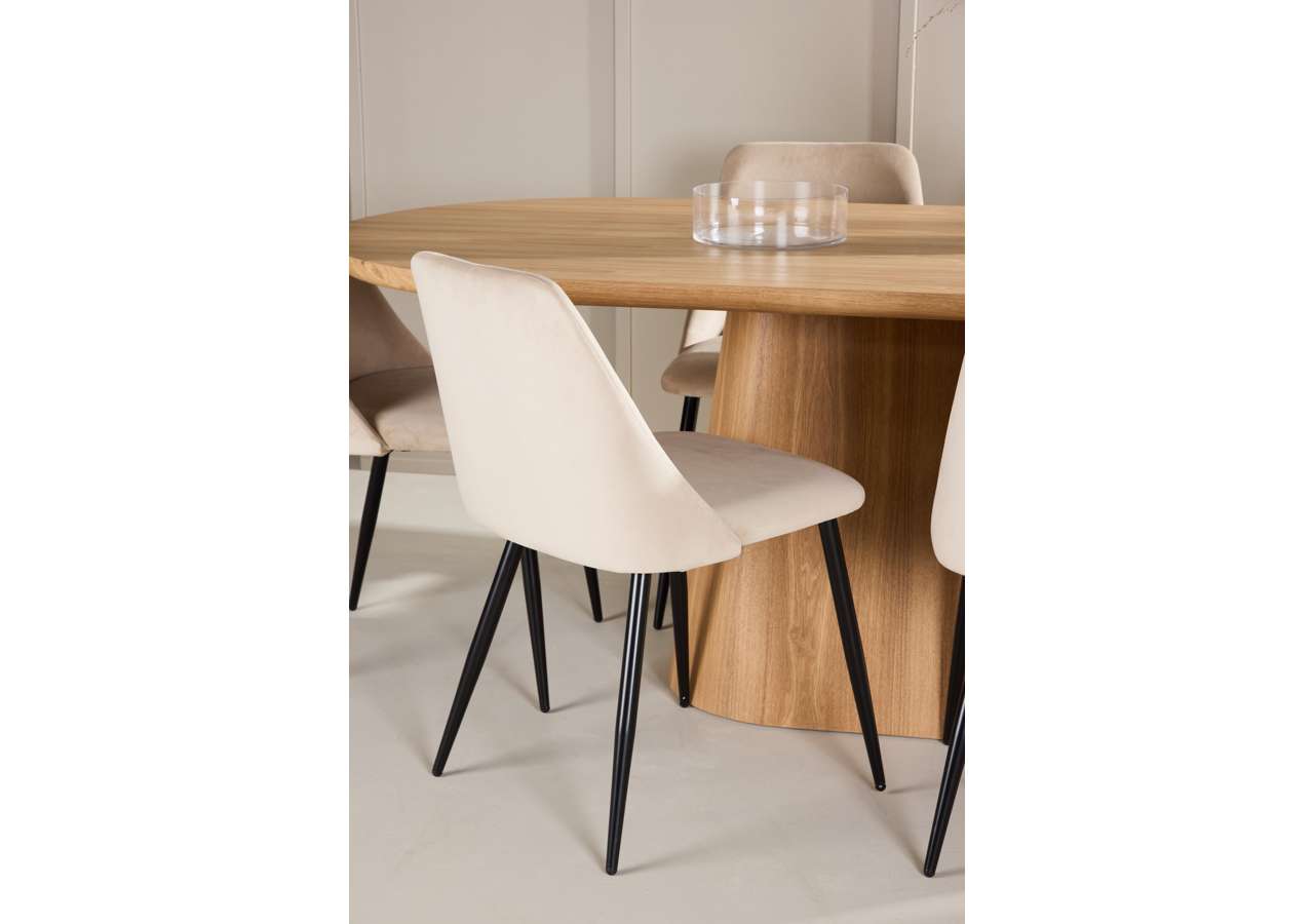 Moderner Esstisch Stjärnö mit Nachtstuhl von Venture Home, ideal für stilvolle Wohnräume und zeitgemässe Esszimmergestaltung.