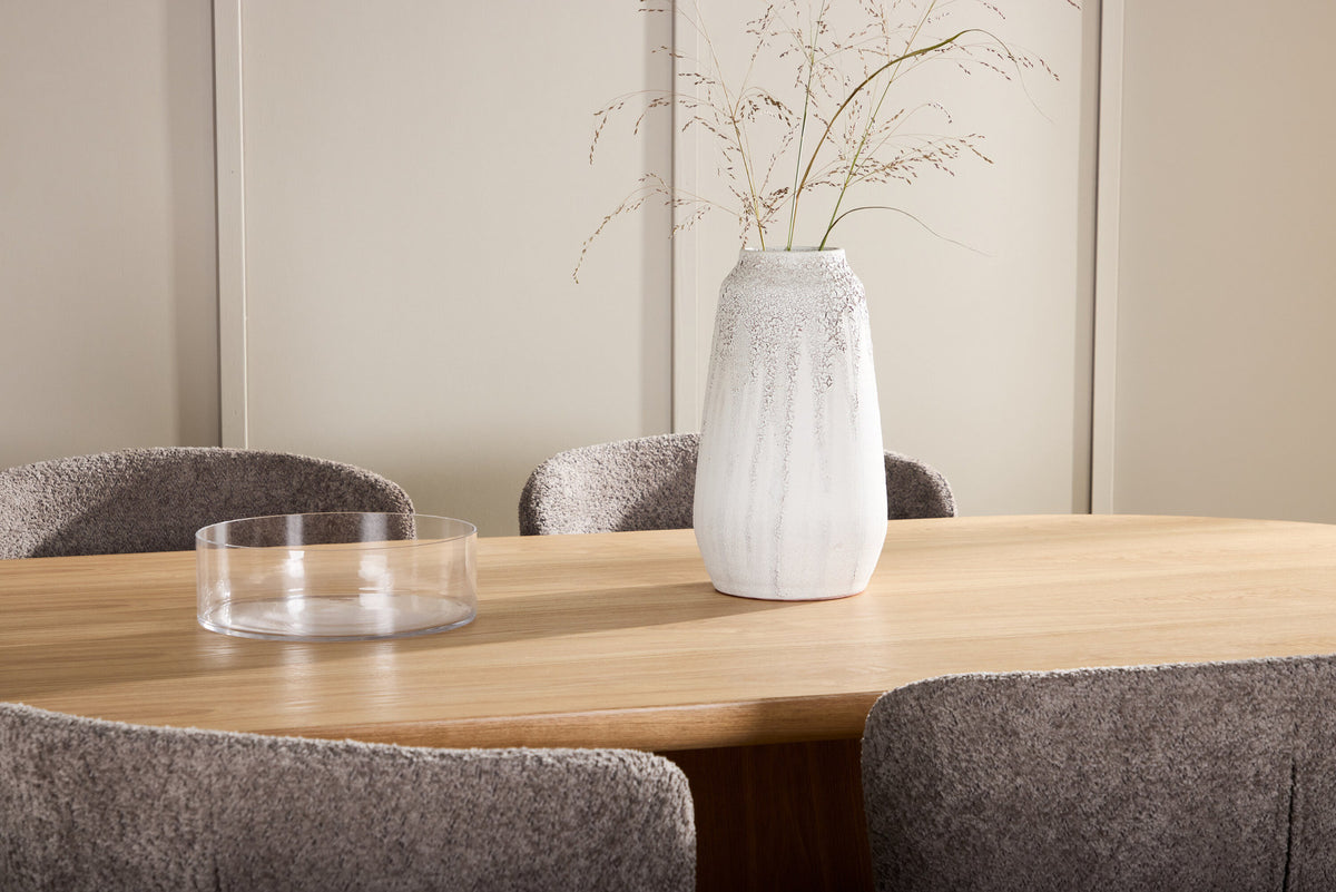 Ovaler Esstisch 200x90 cm aus MDF in Naturfarbe mit zwei gepolsterten Esszimmerstühlen in Braun, Bouclé-Bezug, Esszimmerset von Venture Home