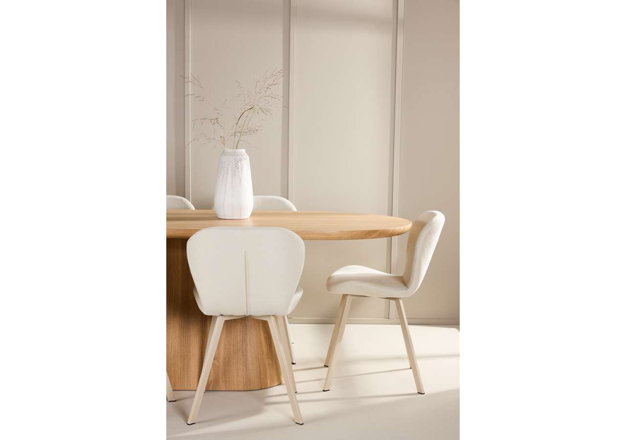 Der Esstisch Stjärnö mit Lilja Stühlen von Venture Home vereint modernes Design und Eleganz für Ihr stilvolles Esszimmer.