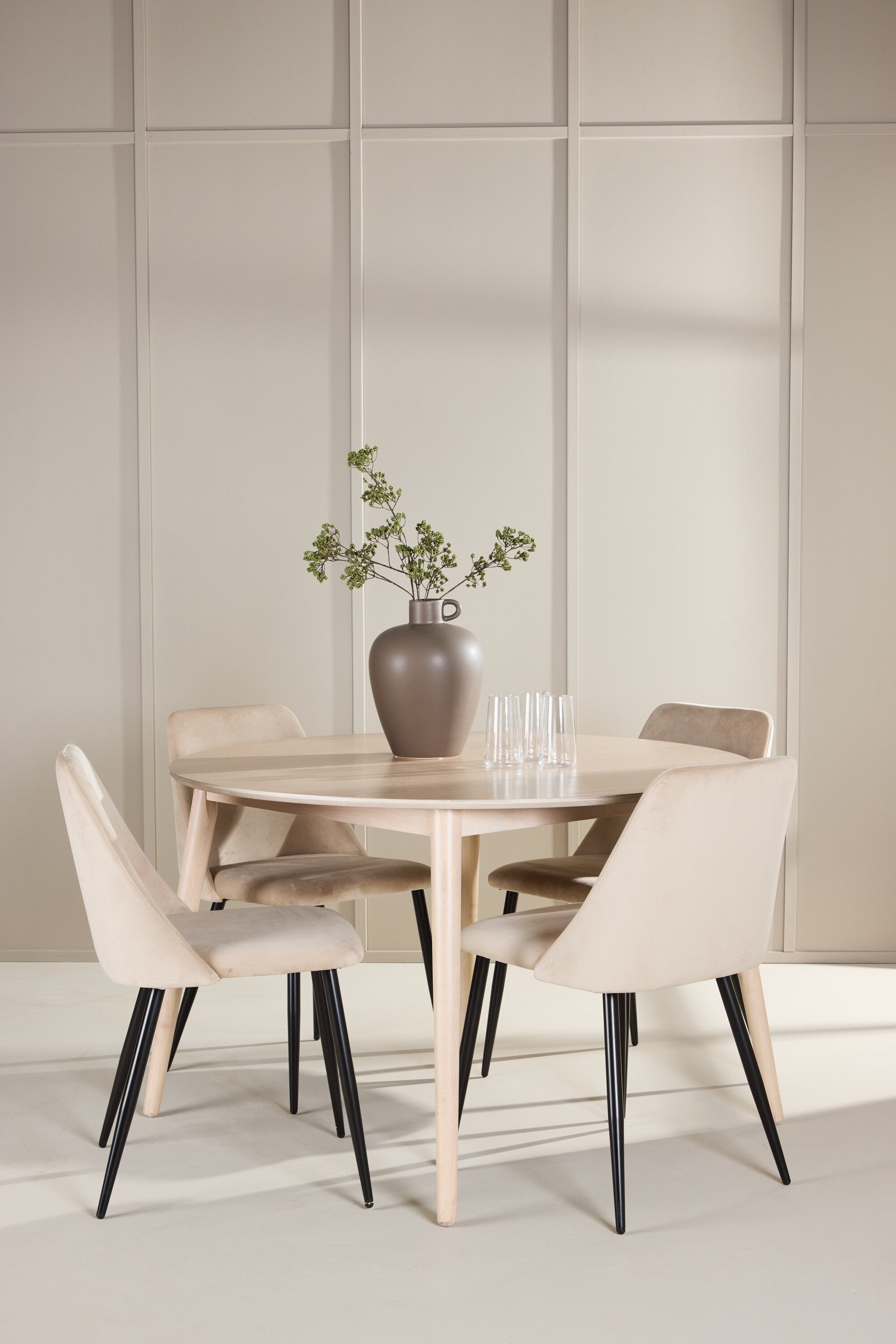 Esstisch Flora mit Nachtstuhl in White Wash präsentiert im Onlineshop von KAQTU Design AG. Esszimmerset ist von Venture Home