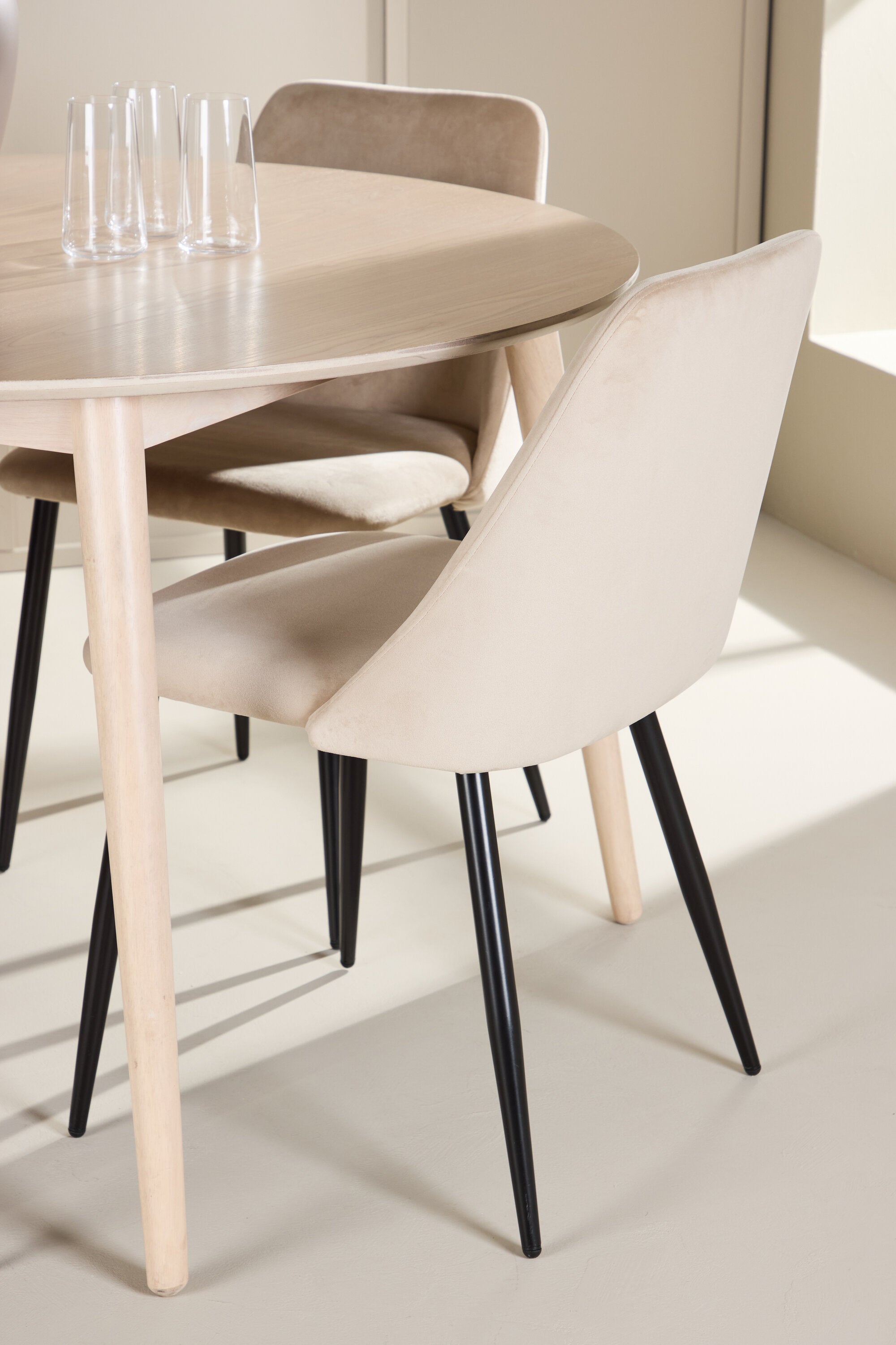 Esstisch Flora mit Nachtstuhl in White Wash präsentiert im Onlineshop von KAQTU Design AG. Esszimmerset ist von Venture Home