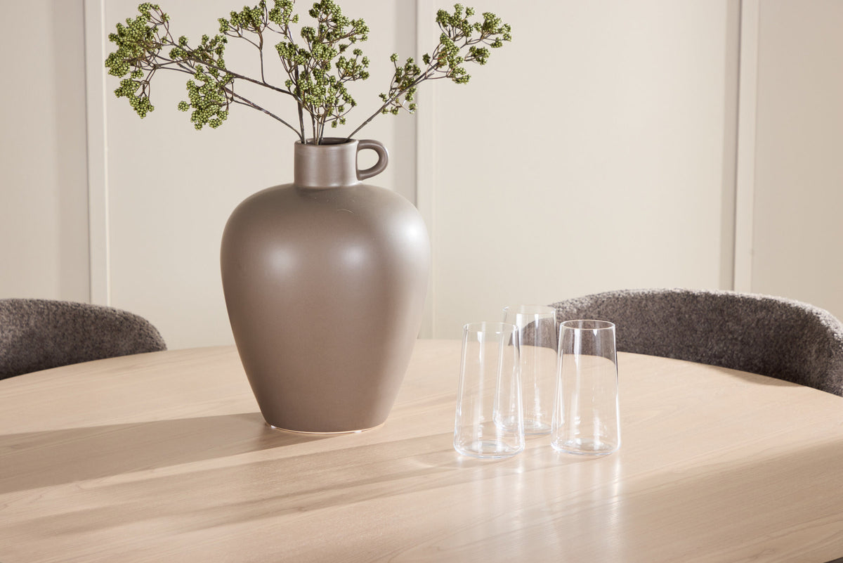 Rundes Esszimmerset Flora & Astoria von Venture Home: Esstisch ⌀120 cm in Whitewash aus MDF und Gummiholz mit zwei braunen gepolsterten Stühlen.