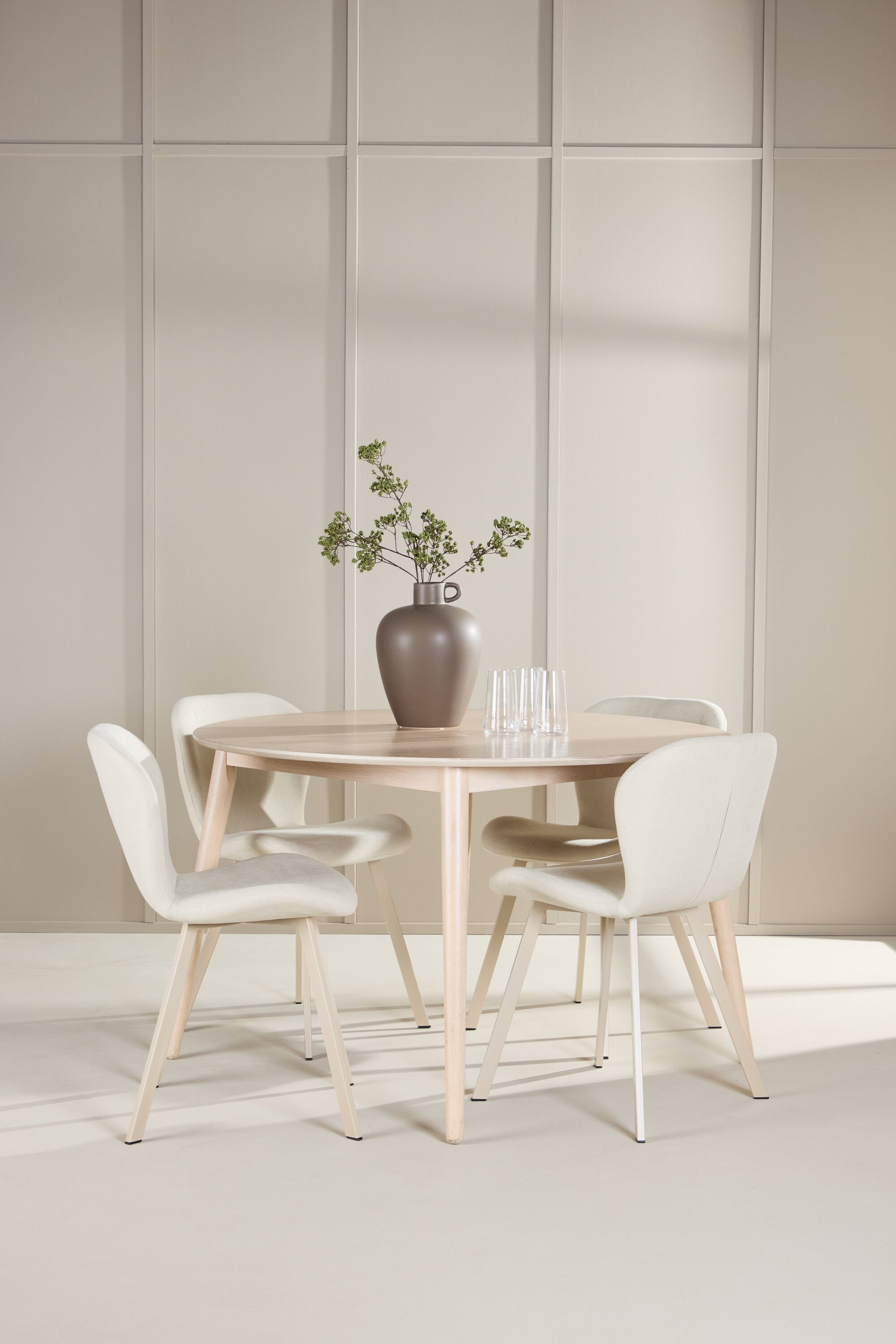 Esstisch Flora mit Lilja Stuhl in White Wash präsentiert im Onlineshop von KAQTU Design AG. Esszimmerset ist von Venture Home