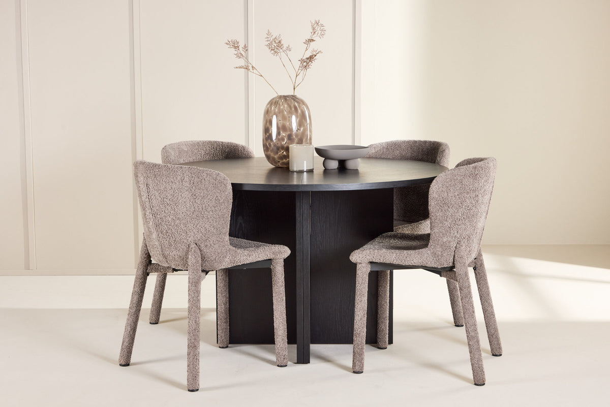 Esszimmerset von Venture Home: rechteckiger Esstisch mit schwarzer MDF-Platte und Stahlbeinen sowie zwei Stühle mit braunem Bouclé-Bezug.
