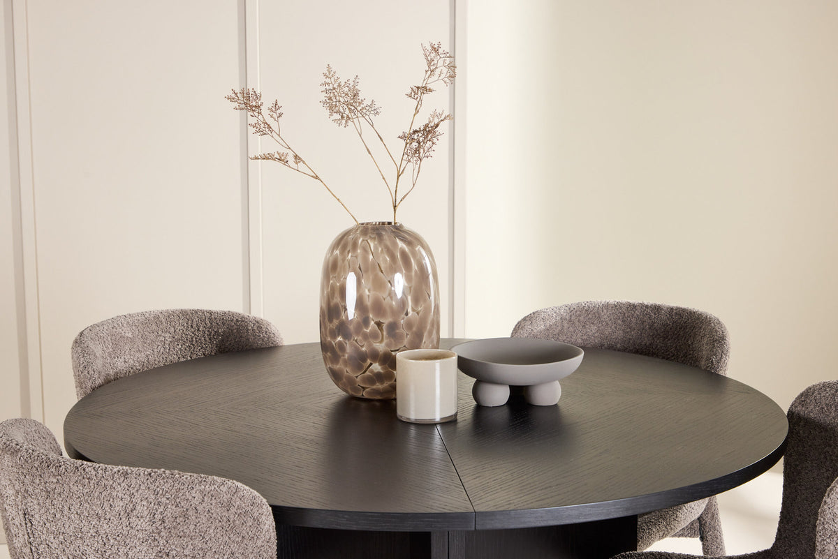 Esszimmerset von Venture Home: rechteckiger Esstisch mit schwarzer MDF-Platte und Stahlbeinen sowie zwei Stühle mit braunem Bouclé-Bezug.