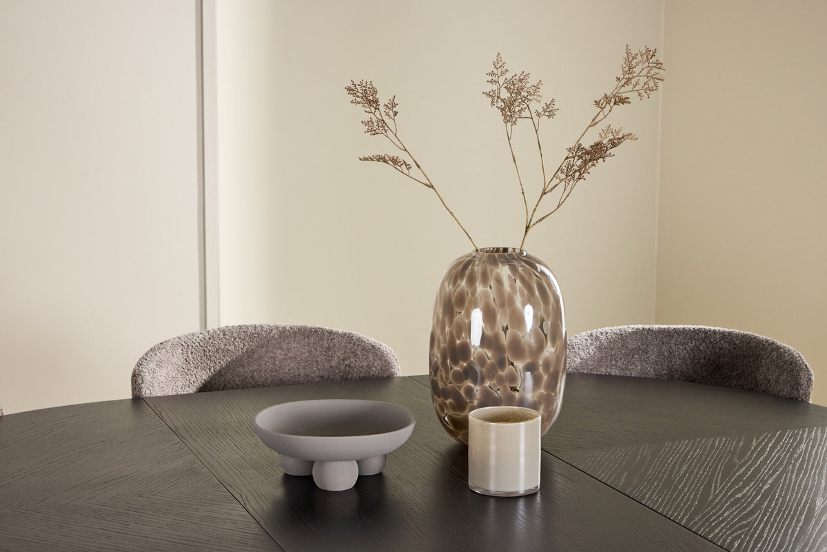 Esszimmerset von Venture Home: rechteckiger Esstisch mit schwarzer MDF-Platte und Stahlbeinen sowie zwei Stühle mit braunem Bouclé-Bezug.